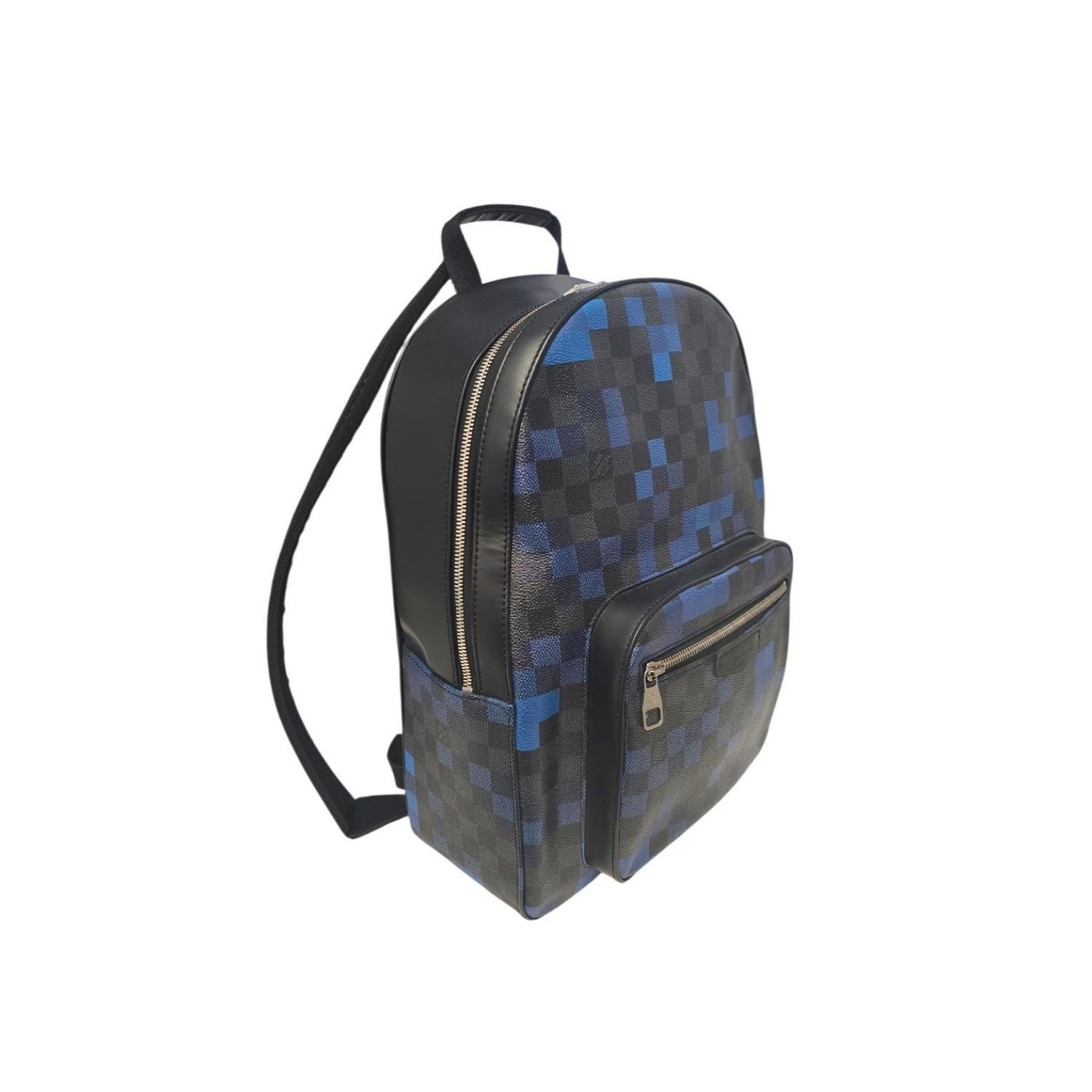 Lo zaino Louis Vuitton Josh Damier Graphite Pixel è l'ultimo mix di street e finezza. Parte della collezione LV uomo 2019, la borsa è caratterizzata da una tela rivestita e da hardware in tonalità argento. Sfumature pixelate di blu riempiono