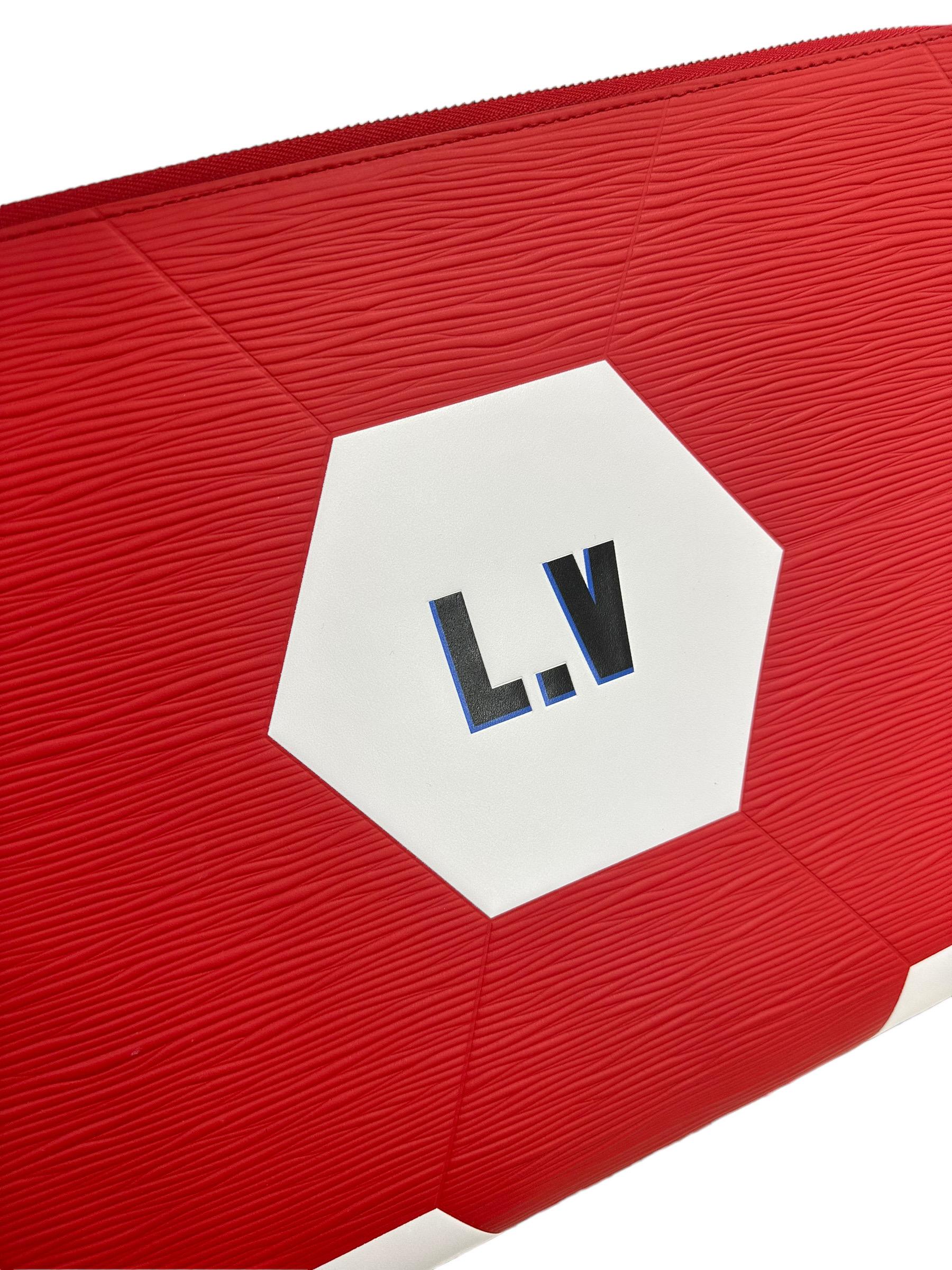 Clutch firmata Louis Vuitton, modello Jour, misura GM, in edizione limitata FIFA World Cup Russia 2018, realizzata in pelle epi rossa con inserti in pelle liscia bianca e logo nero. Dotata di una chiusura con zip, internamente rivestita in tela