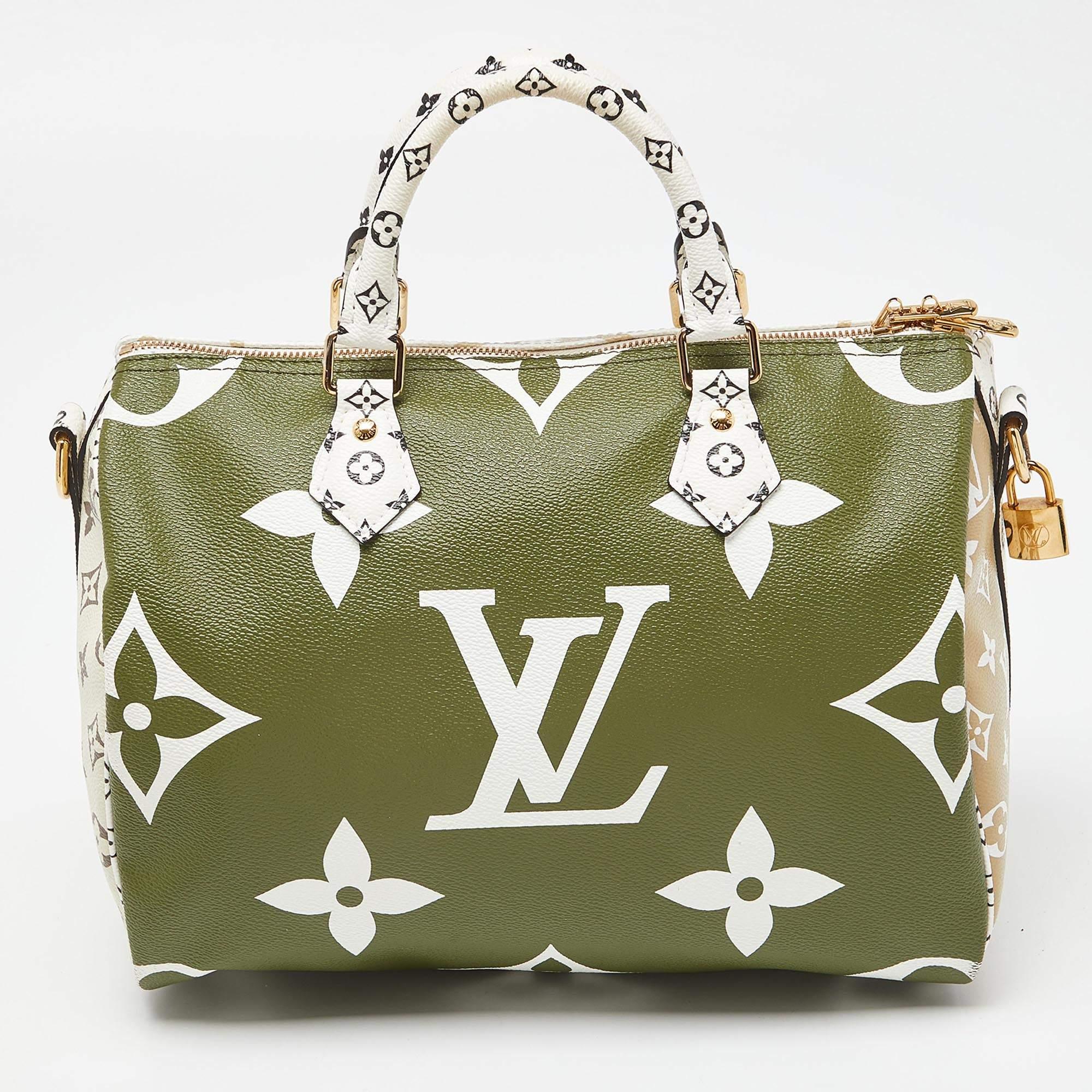 Diese Speedy Bandouliere 30 Tasche von Louis Vuitton wird als eine der größten Handtaschen der Mode bezeichnet und bietet jedem einen unvergleichlichen Stil und Luxus. Sie ist aus kaki-beigem Monogram Giant Canvas in einer auffälligen Struktur