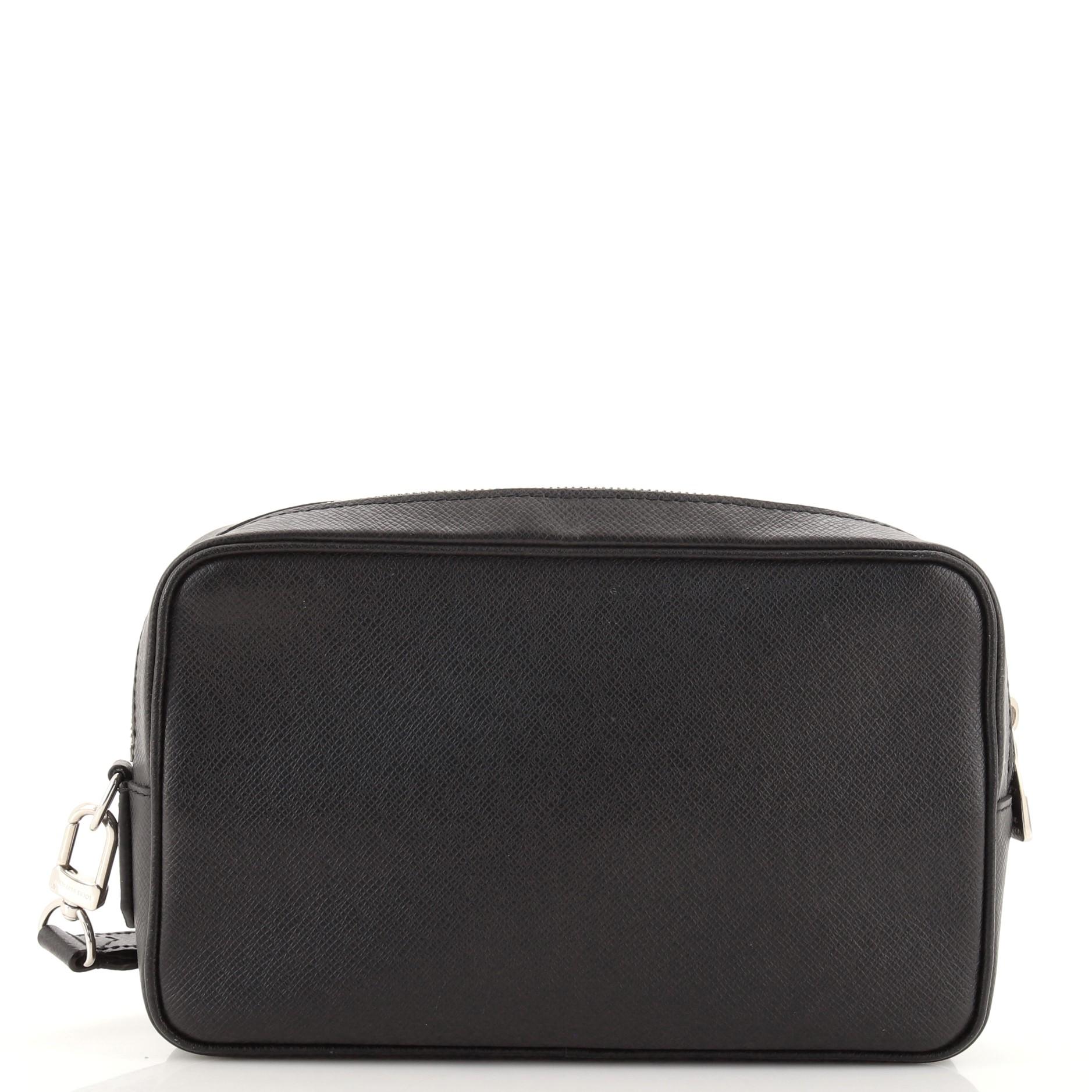 Louis Vuitton Kasai-Clutch aus Taiga-Leder (Schwarz)