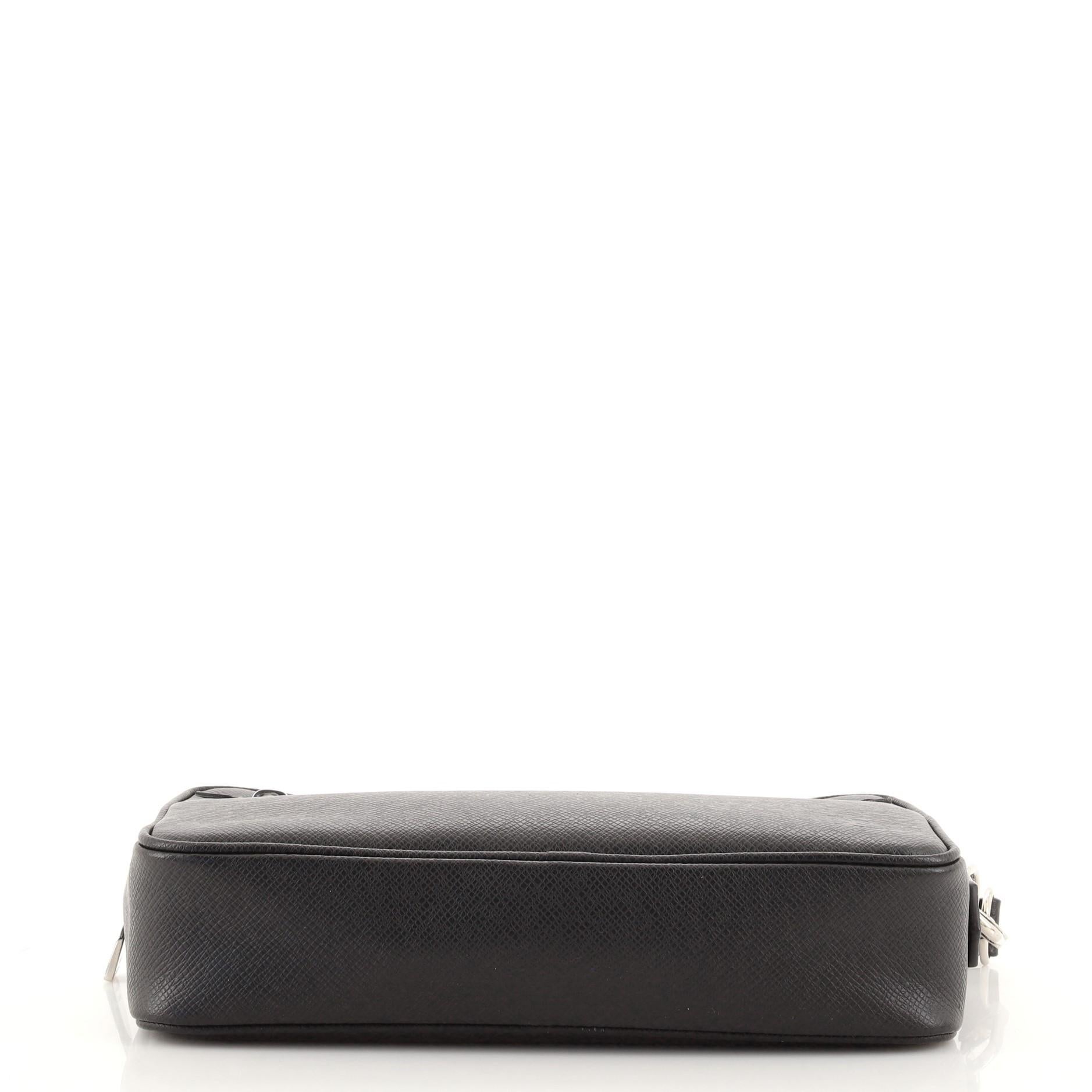 Louis Vuitton Kasai-Clutch aus Taiga-Leder im Zustand „Gut“ in NY, NY