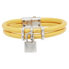 Louis Vuitton Bracelet à breloques Keep It Twice Padlock en cuir jaune