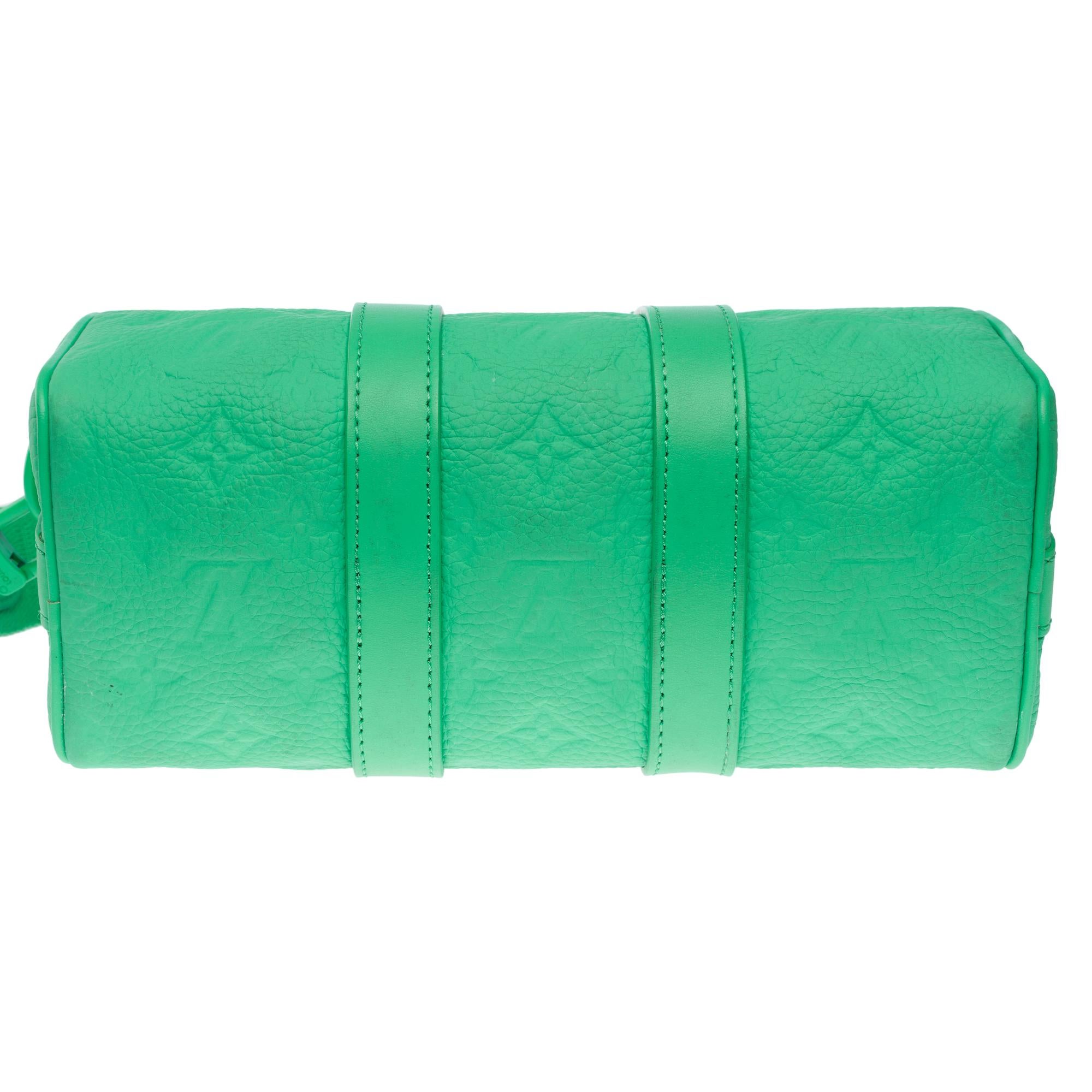 Louis Vuitton keepall 25 strap shoulder bag in green Taurillon embossed leather For Sale 6