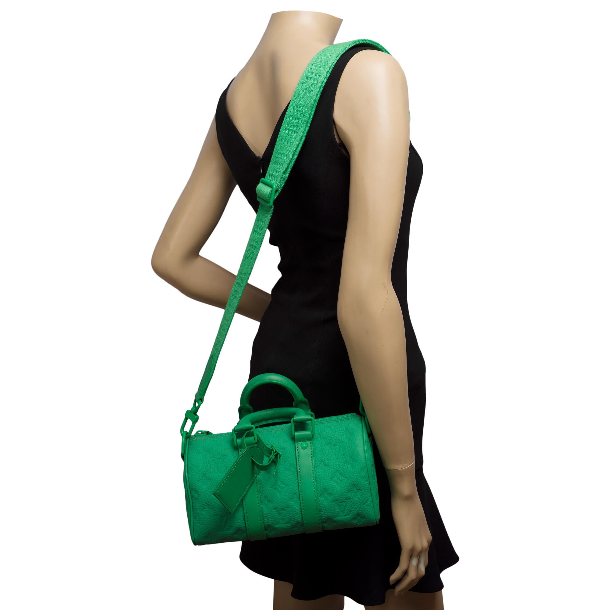 Louis Vuitton keepall 25 strap shoulder bag in green Taurillon embossed leather For Sale 8