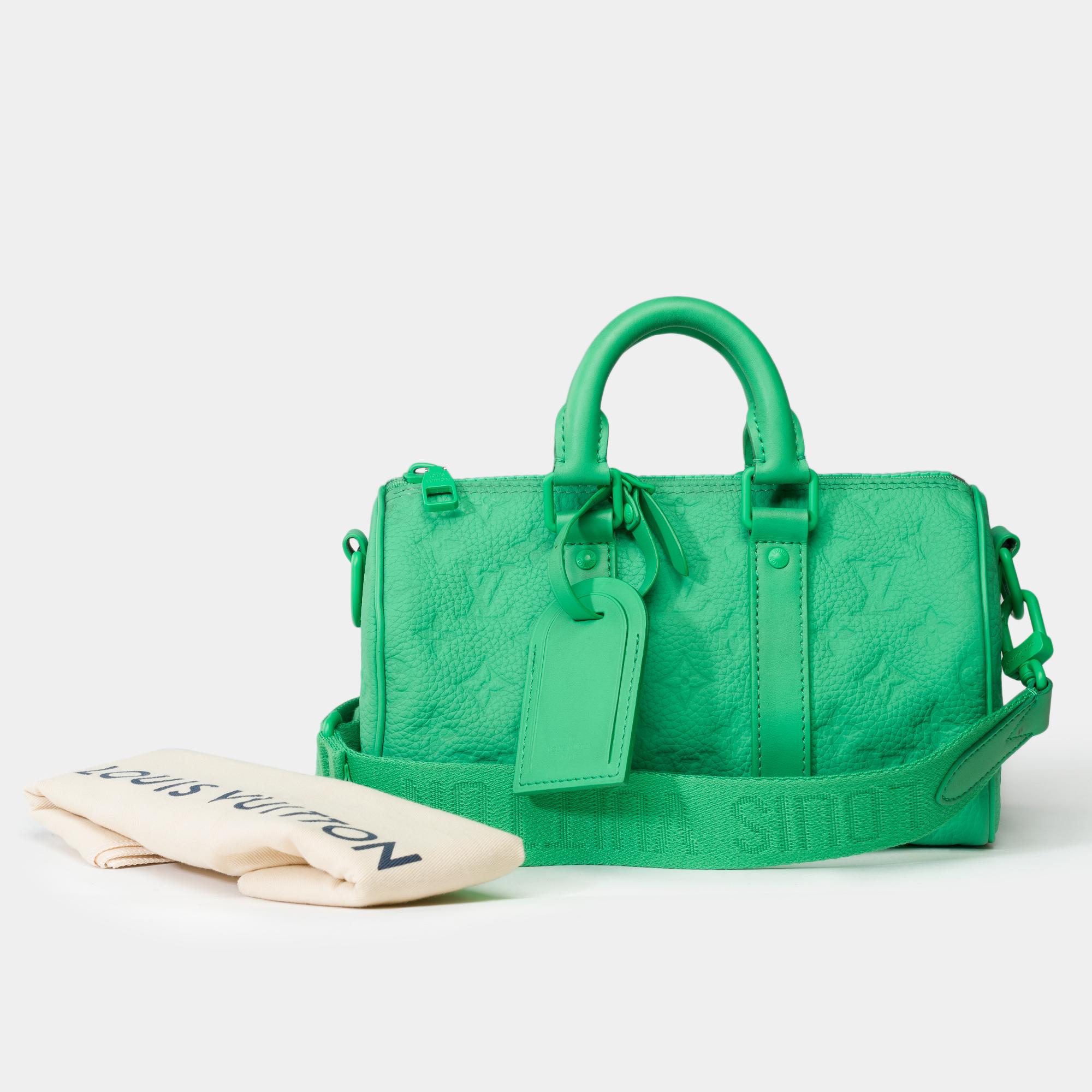This​ ​Keepall​ ​Shoulder​ ​Strap​ ​25​ ​in​ ​mint​ ​green​ ​Taurillon​ ​leather​ ​has​ ​a​ ​detachable​ ​textile​ ​shoulder​ ​strap​ ​with​ ​the​ ​signature​ ​of​ ​the​ ​House.​ ​Inside,​ ​a​ ​flat​ ​pocket​ ​can​ ​store​ ​cards​ ​or​ ​papers.​
