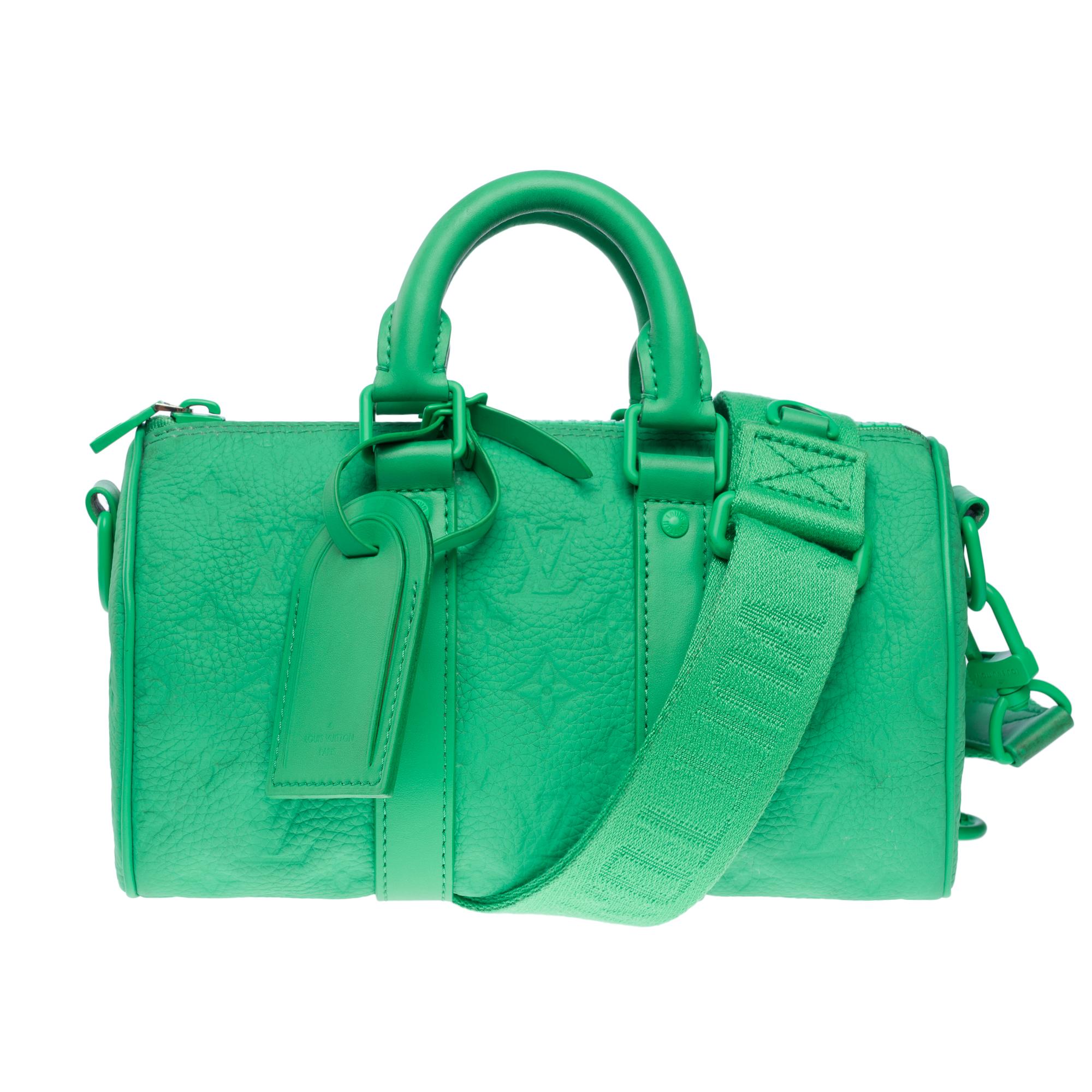 Louis Vuitton keepall 25 strap shoulder bag in green Taurillon embossed leather In Excellent Condition For Sale In Paris, IDF