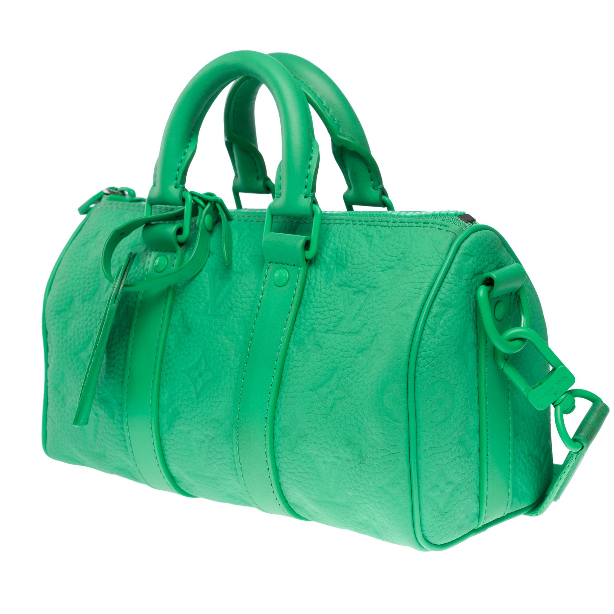 Louis Vuitton keepall 25 strap shoulder bag in green Taurillon embossed leather For Sale 1