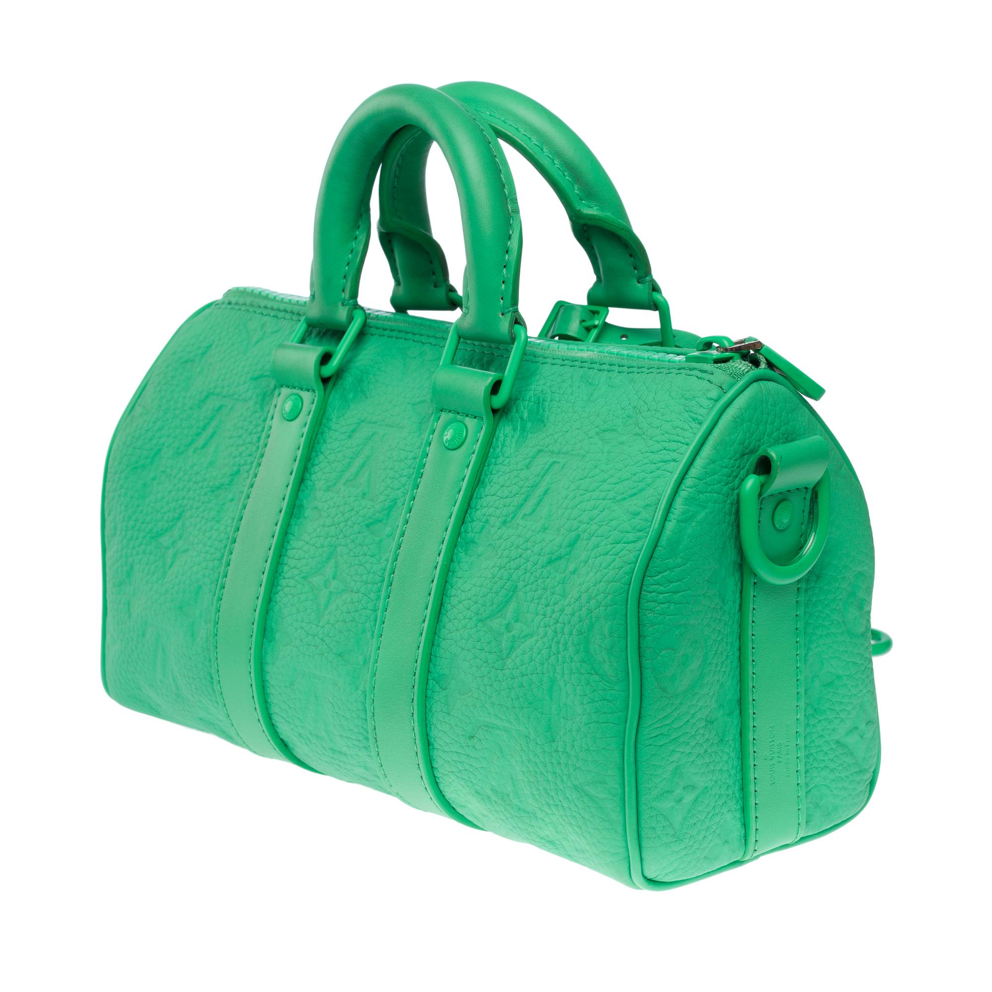 Louis Vuitton keepall 25 strap shoulder bag in green Taurillon embossed leather For Sale 2