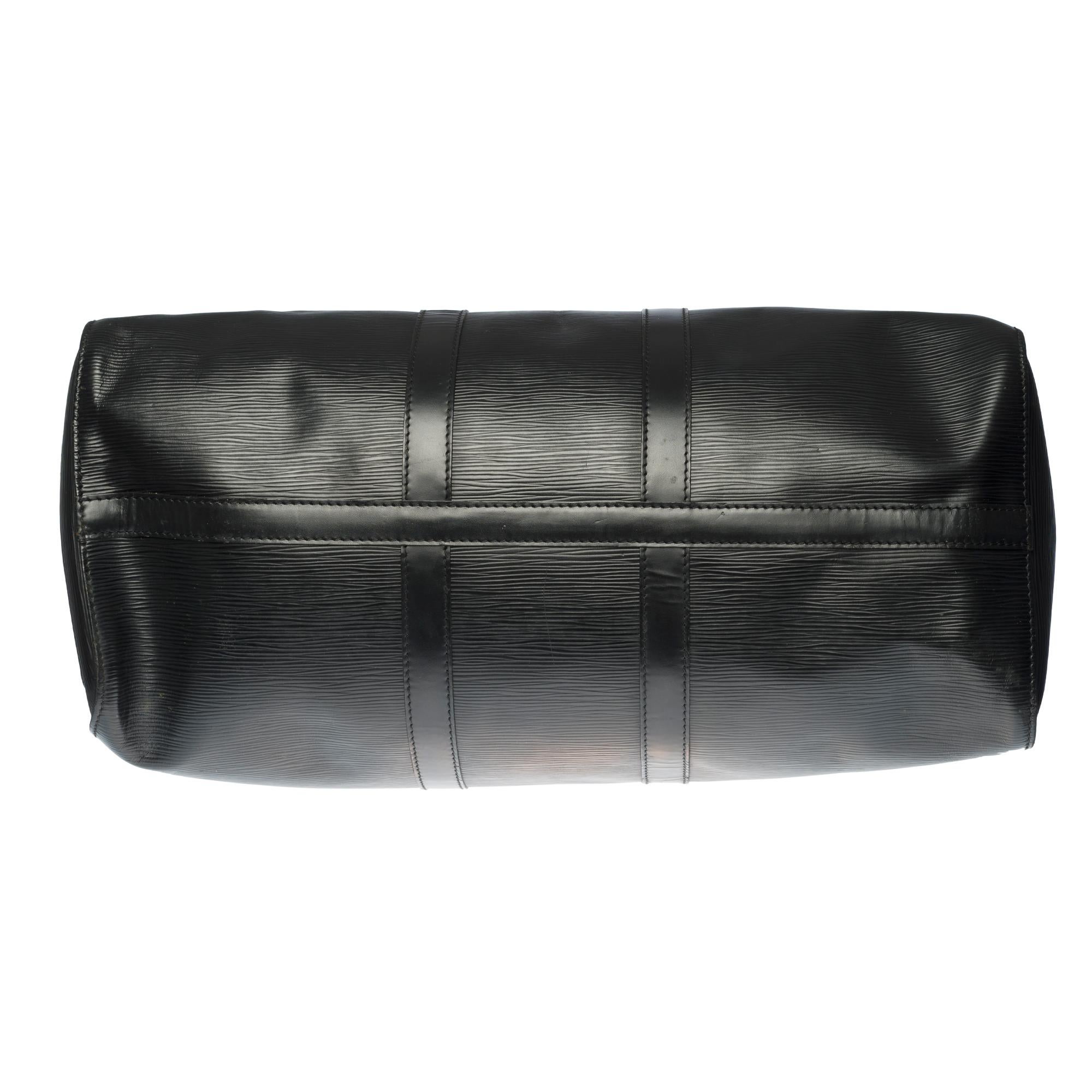 Louis Vuitton Keepall 45 Travel bag in black épi leather 3