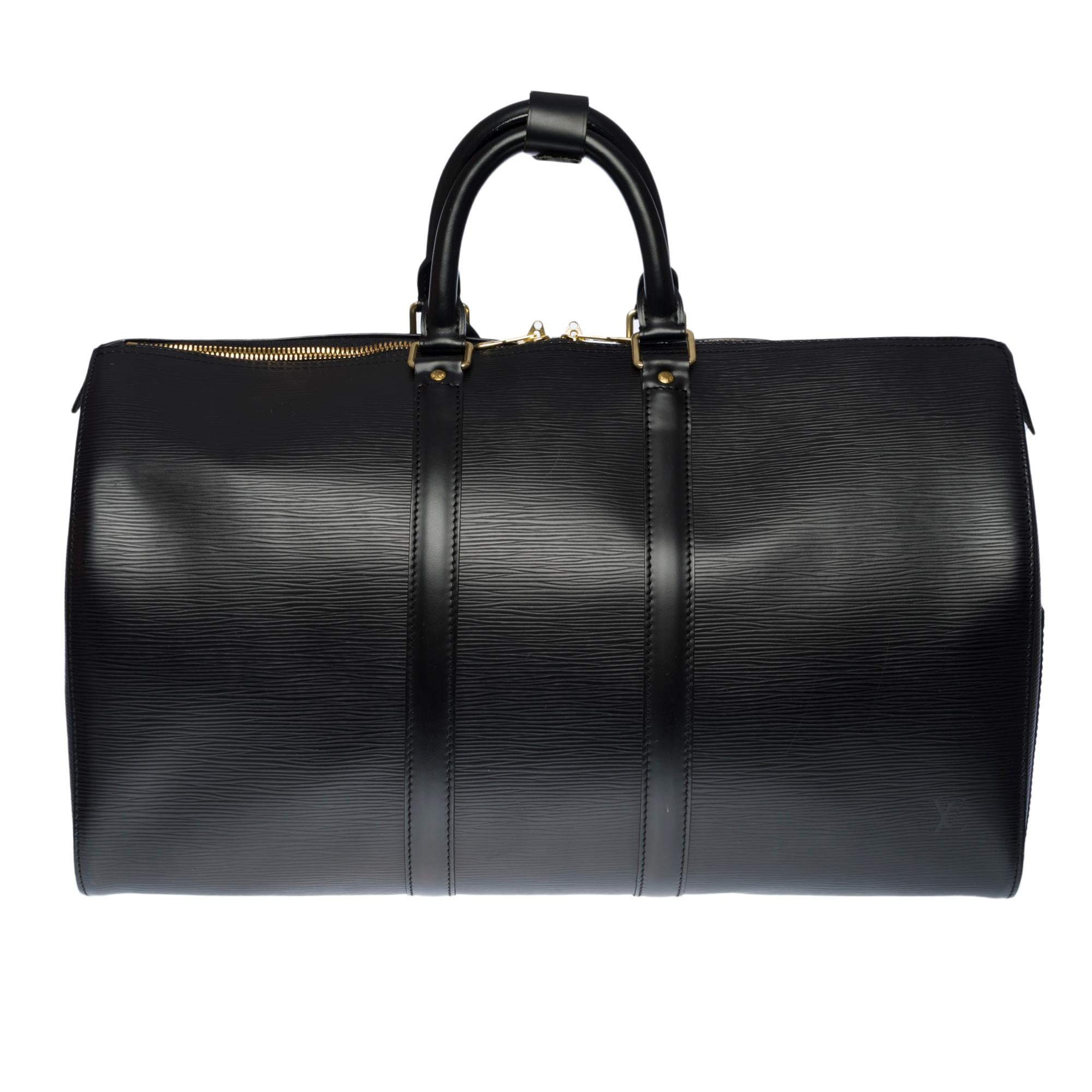 The Very Chic Louis Vuitton Keepall 45 Travel Bag in Black Epi Leather, Double Slider Zipper, Double Handle Black Leather
Zip closure
A side patch pocket
Black suede inner lining
Signature: 