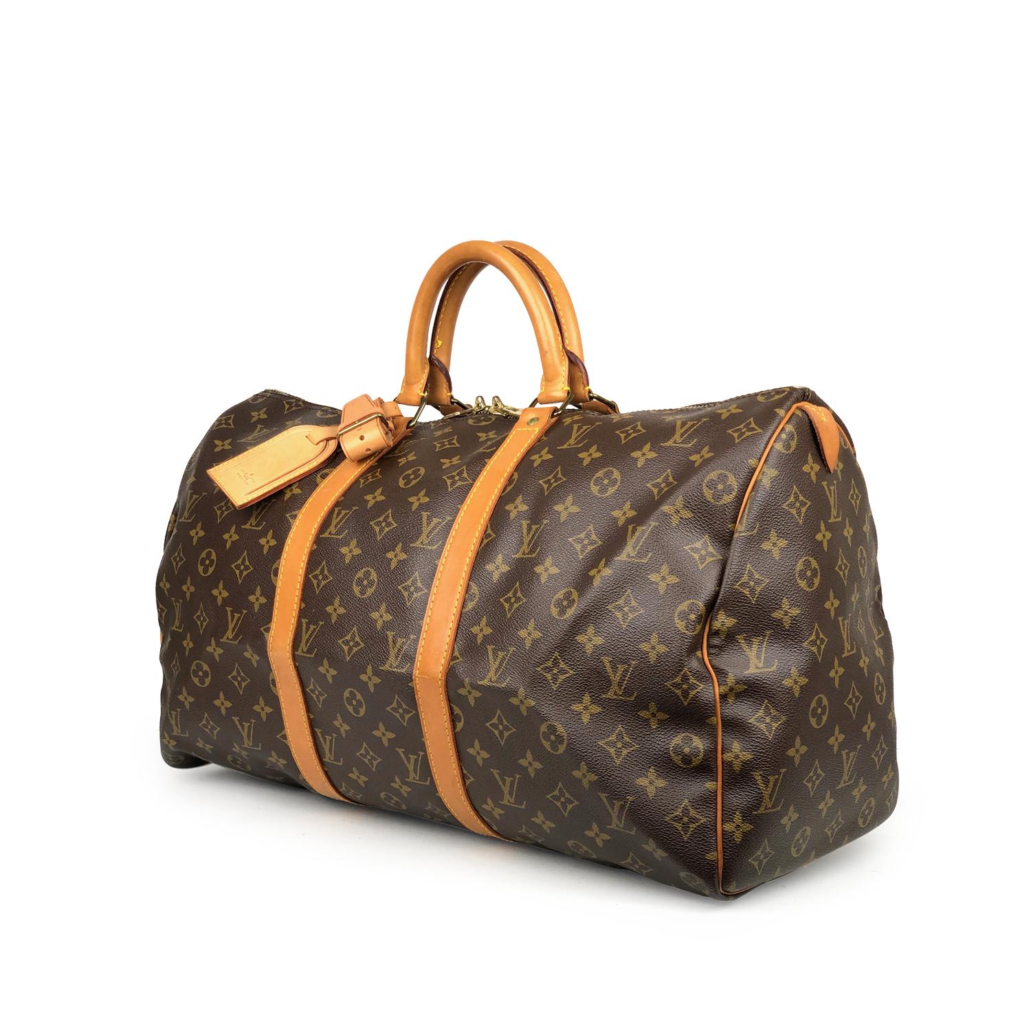 Brown and tan monogram coated canvas Louis Vuitton Keepall 50 with

– Brass hardware
– Tan vachetta leather trim
– Dual rolled top handles, tonal canvas lining and two-way zip closure at top

Overall Preloved Condition: Good
Exterior Condition: