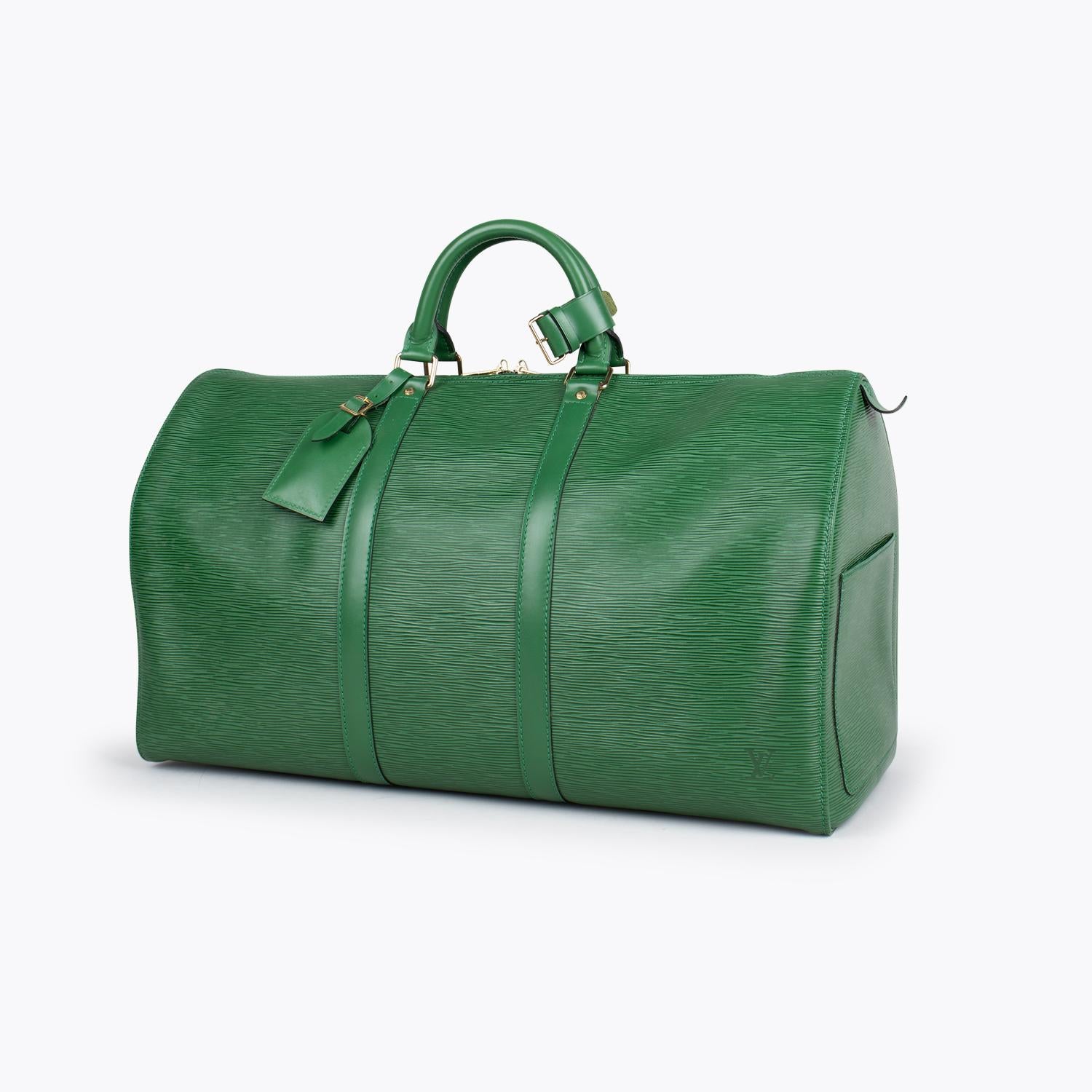 Borneo Green Epi leather Louis Vuitton Keepall 50 with

– Brass hardware
– Black contrast stitching throughout
– Dual rolled top handles
– Single slit pocket at exterior side
– Embossed logo embellishment at front face, tonal suede interior and zip