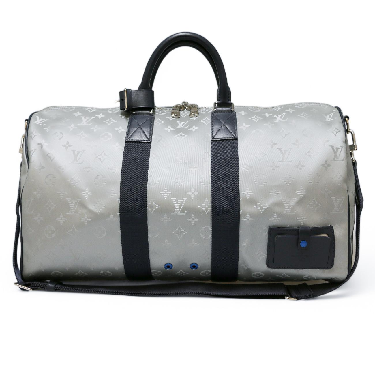 Limited edition ! Louis Vuitton rare keepall 50 Monogram Satellite delivered in its original Louis Vuitton dustbag
Condition : never worn
Made in France
Gender : unisex
Materials : coated canvas, leather yokes
Lining : orange fabric
Colors : silver