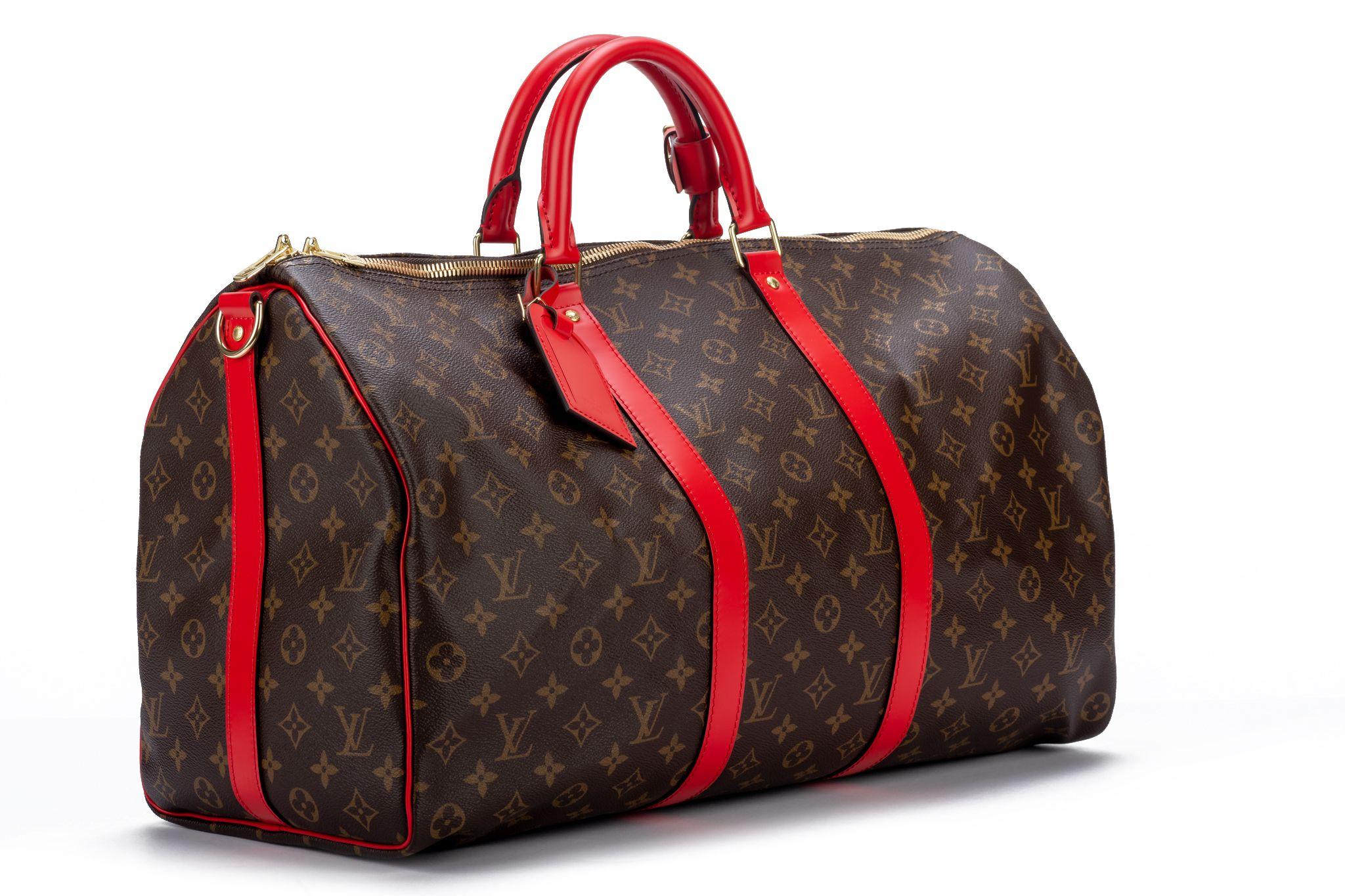 Die Keepall, hier in einer Sommeredition aus klassischem Monogram Canvas und Coquelicot-Rindsleder, verkörpert den Geist des modernen Reisens. Die leichte, geschmeidige und stets abflugbereite Tasche macht ihrem Namen alle Ehre: Wer die Kunst des