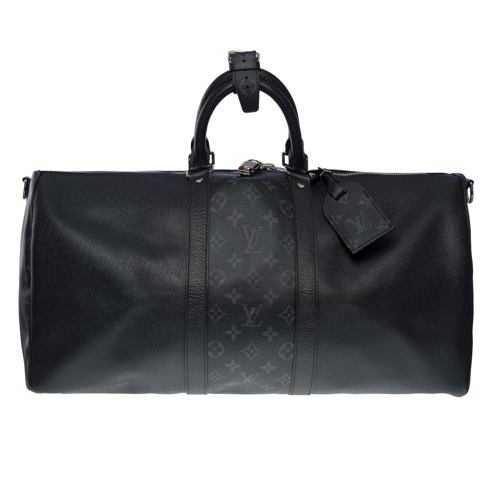 This  Amazing and Rare Keepall 50 Taïgarama adopts a new look for the Spring-Summer 2019 season
Its monochrome design turns out to be in a nuanced color that combines Monogram canvas and soft Taiga leather

This lightweight bag offers generous cabin