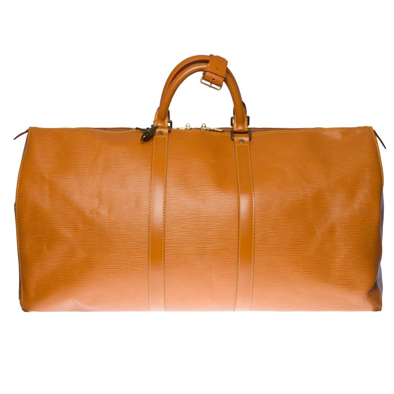 The indispensable Louis Vuitton Keepall travel bag 50 cm in cognac epi leather, gold metal hardware, double handle in cognac leather allowing a handheld.

Double zipper.
Lining in cognac suede.
Signature: 