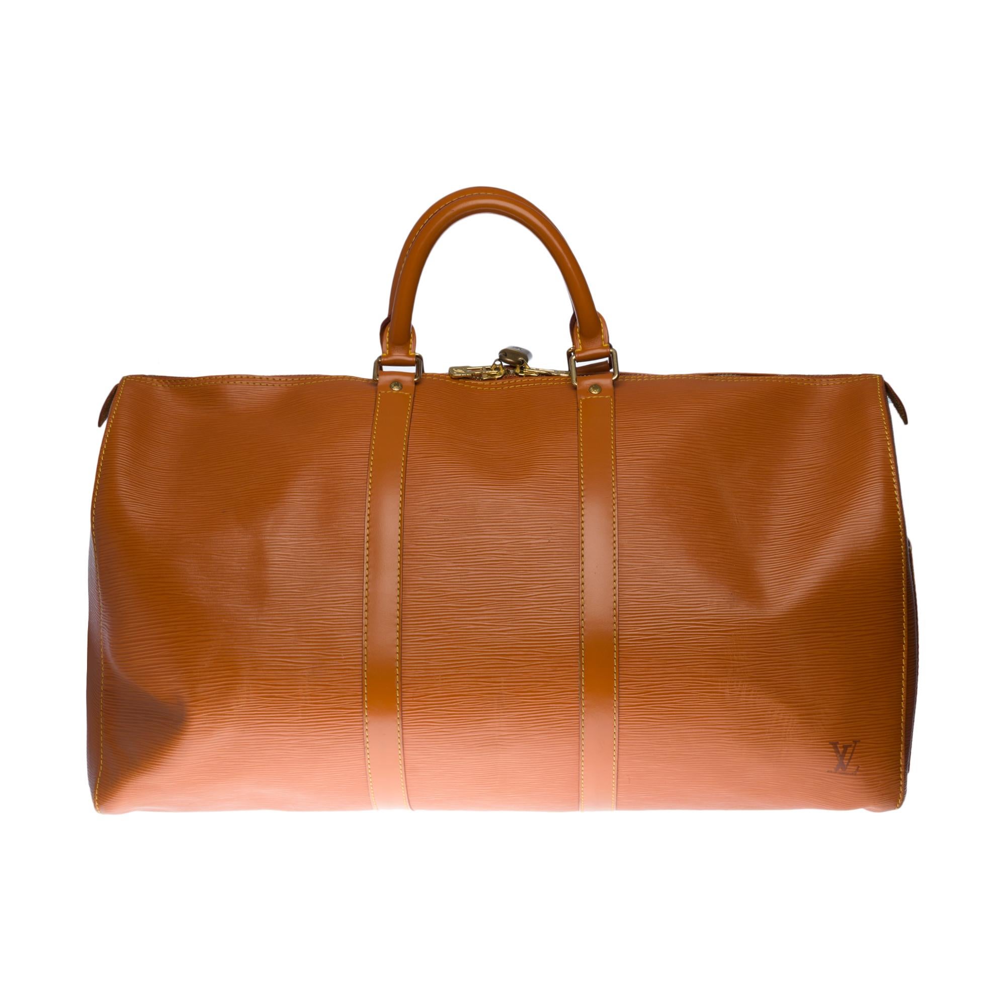 The indispensable Louis Vuitton Keepall travel bag 50 cm in cognac epi leather, gold metal hardware, double handle in cognac leather allowing a handheld

Double zipper
Lining in cognac suede
Signature: 