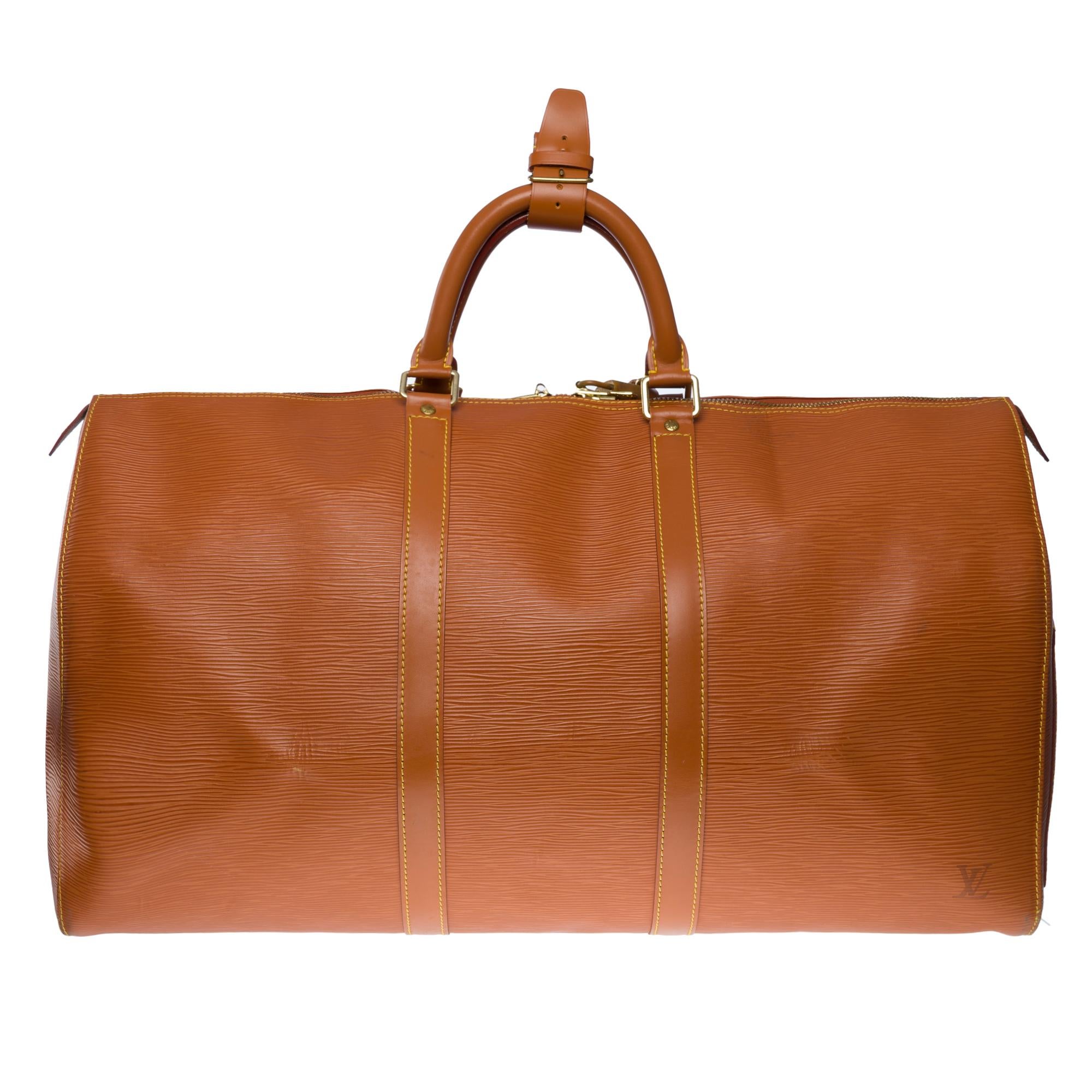 The Very Chic Louis Vuitton Keepall 50 Travel bag in cognac epi leather, double slider zipper, double cognac leather handle and hand-carry
Zip closure
A side patch pocket
Cognac suede inner lining
Signature “LOUIS VUITTON, Made in