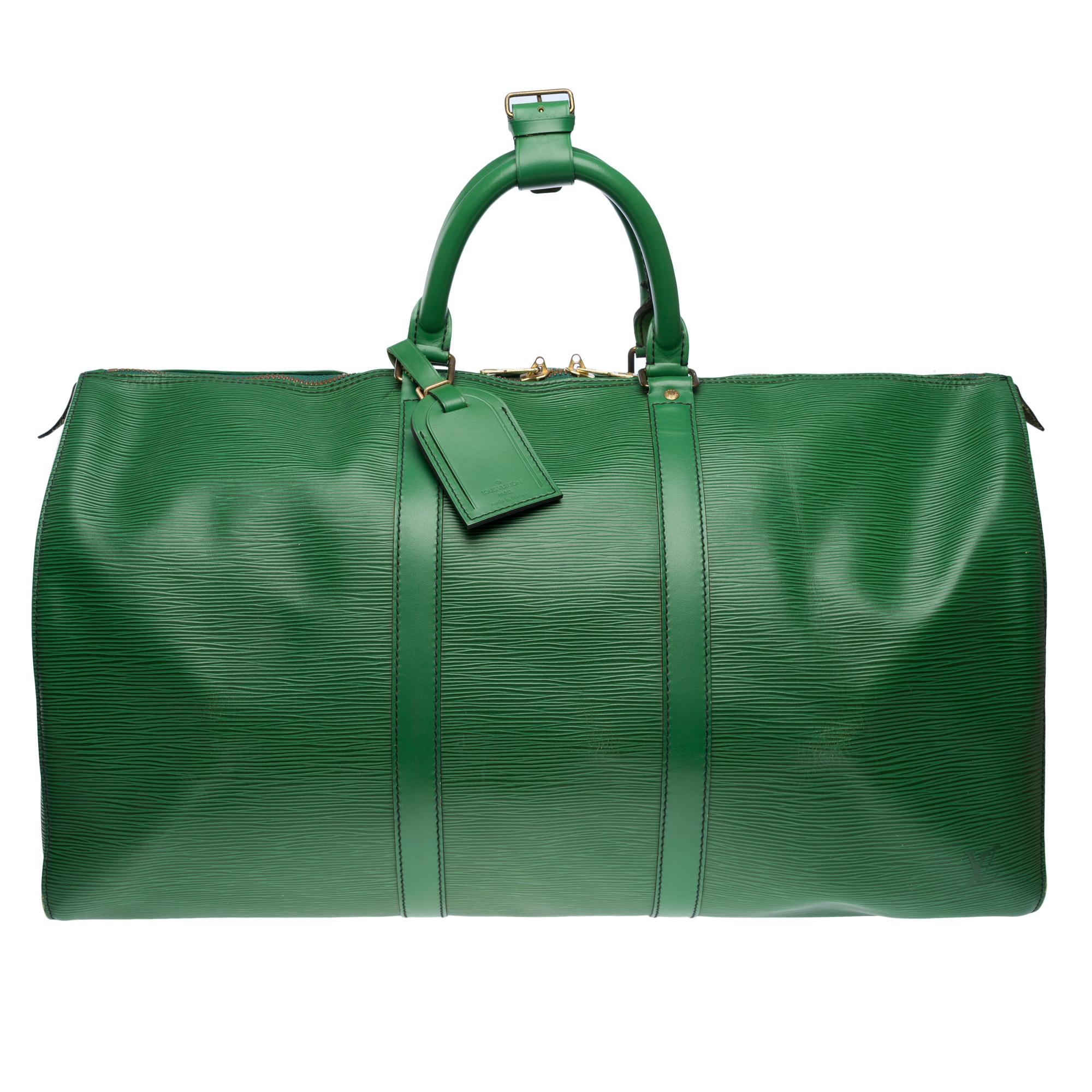 Le très chic sac de voyage Louis Vuitton Keepall 50 cm en cuir épi vert, double fermeture à glissière, double poignée en cuir vert pour le portage à la main

Fermeture à glissière
Une poche latérale plaquée
Doublure intérieure en daim vert
Signature