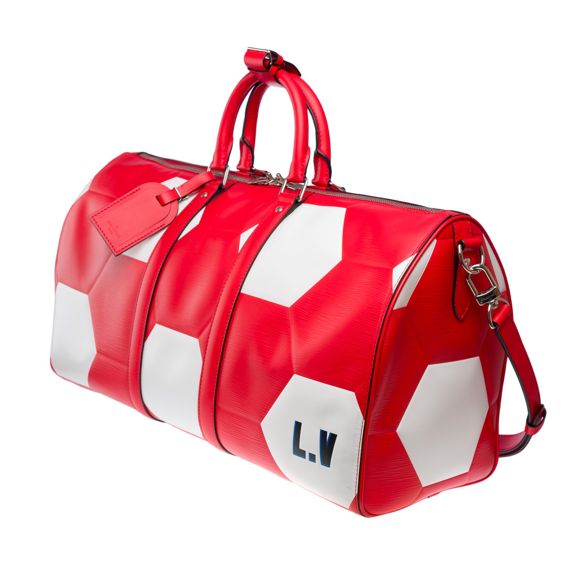 Louis Vuitton Keepall 50 x FIFA 2018 Travel bag strap in red epi leather, PHW In Excellent Condition For Sale In Paris, IDF
