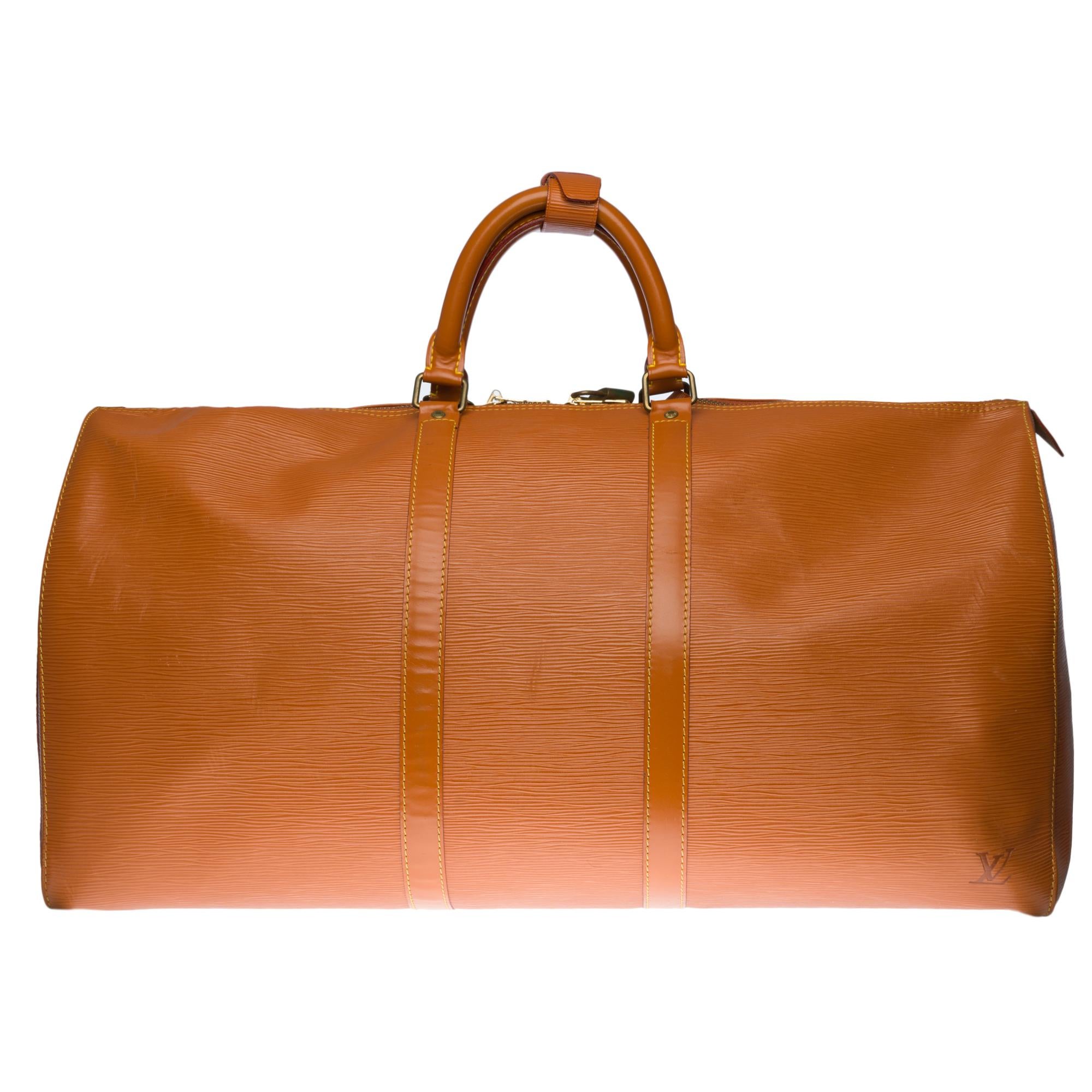 The indispensable Louis Vuitton Keepall travel bag 55 cm in Cognac epi leather with gold metal trim, double handle in black leather allowing a handheld
Double zipper
Interior lining in cognac suede
Signature: 