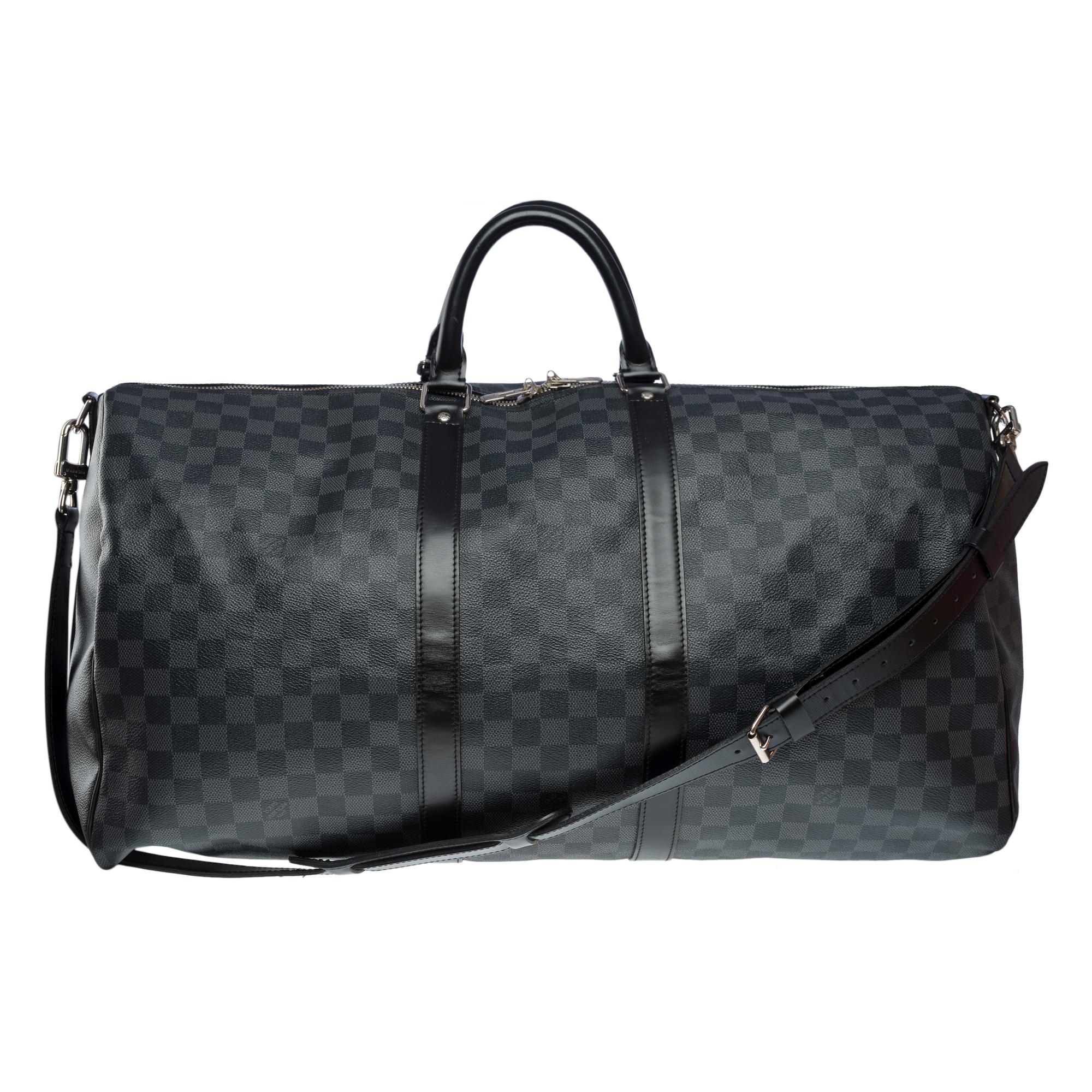Classy​ ​Louis​ ​Vuitton​ ​Keepall​ ​55​ ​travel​ ​bag​ ​in​ ​graphite​ ​checkered​ ​canvas,​ ​silver​ ​metal​ ​trim,​ ​double​ ​black​ ​leather​ ​handle​ ​allowing​ ​a​ ​hand​ ​worn

A​ ​double​ ​zipper
Interior​ ​in​ ​black​ ​fabric
Signature​ ​:​