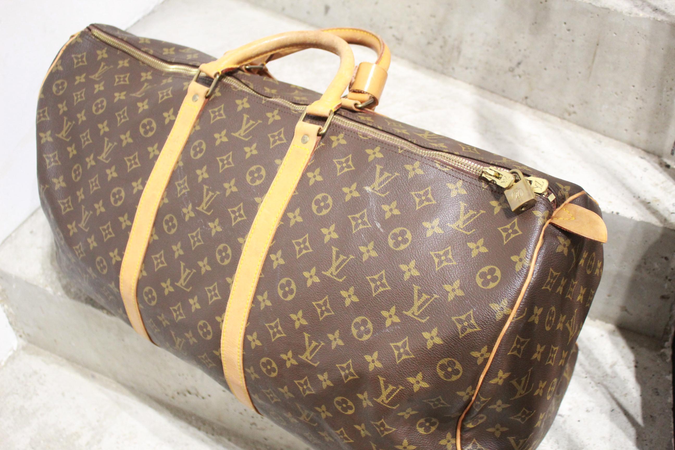 Louis Vuitton Keepall 60 in monogram canvas.
Good condition, with some lights signs of wear ( at the sides ).
34cm x 60cm x 27cm 
