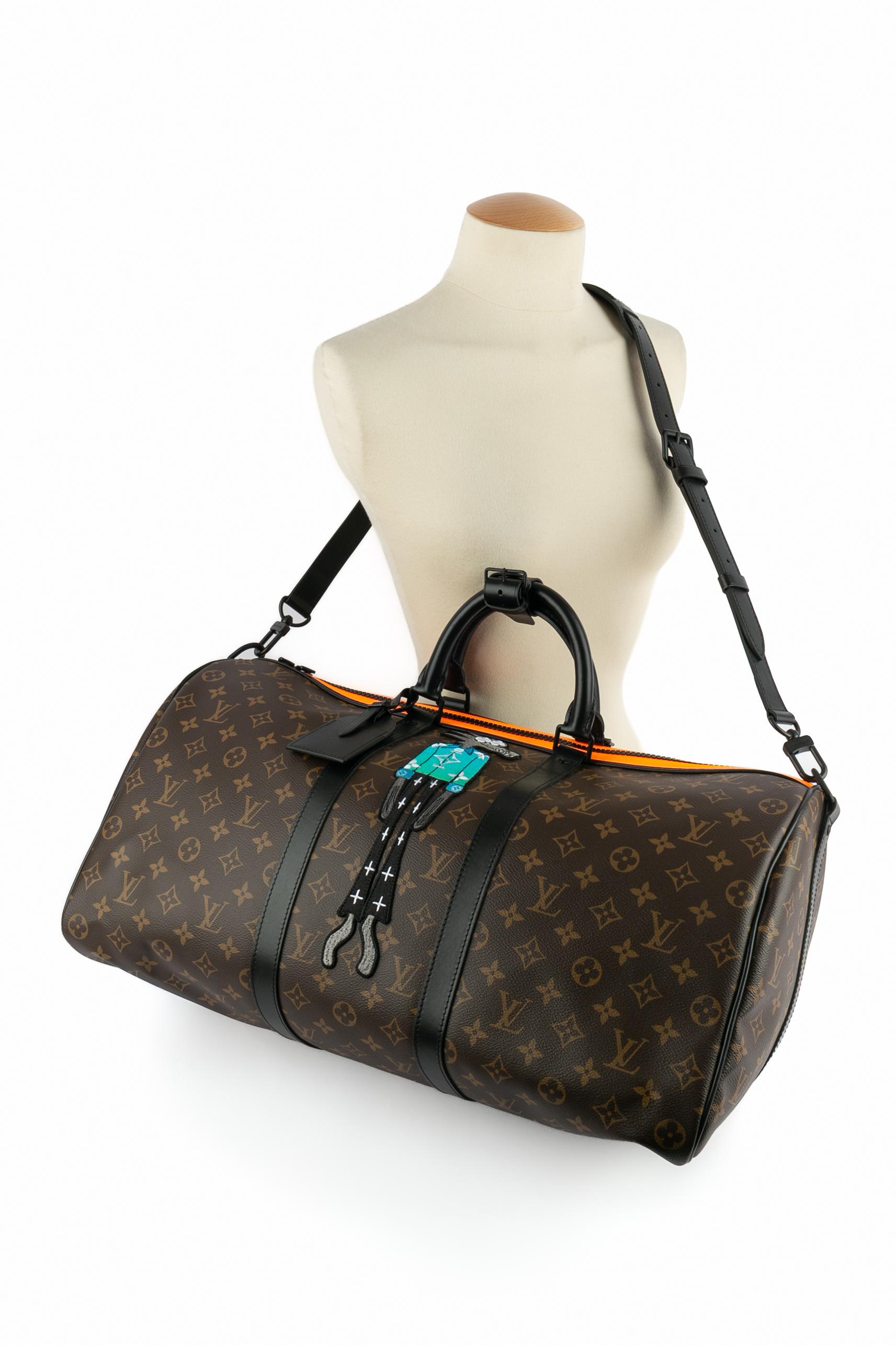 LOUIS VUITTON - (Made in France) Borsa Keepall in tela Monogram con il tema Zoooom with Friends. Doppio manico, cerniera arancione neon con doppio cursore, tracolla rimovibile, laccetto per il manico, porta nome, chiavi e lucchetto. Collezione Uomo