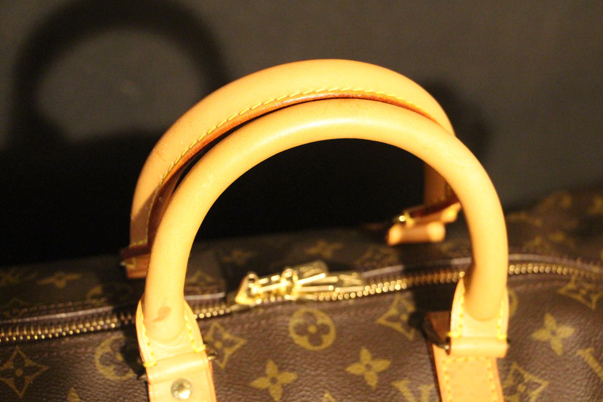 This keepall is one of the most iconic Louis Vuitton bags.It is very interesting beacause it is classic and very modern in the same time.It features monogram canvas as well as very comfortable leather handles and its original Louis Vuitton all