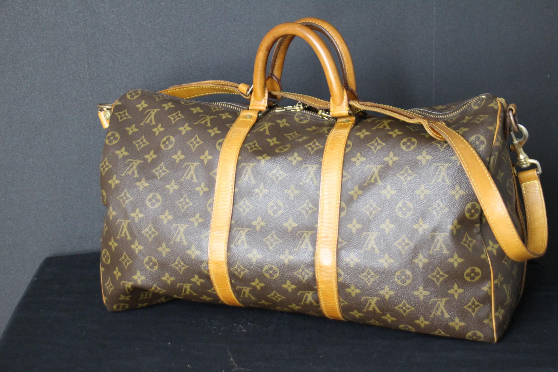 This keepall is one of the most iconic Louis Vuitton bags.It is very interesting beacause it is classic and very modern in the same time.It features monogram canvas as well as very comfortable leather handles and its original Louis Vuitton all