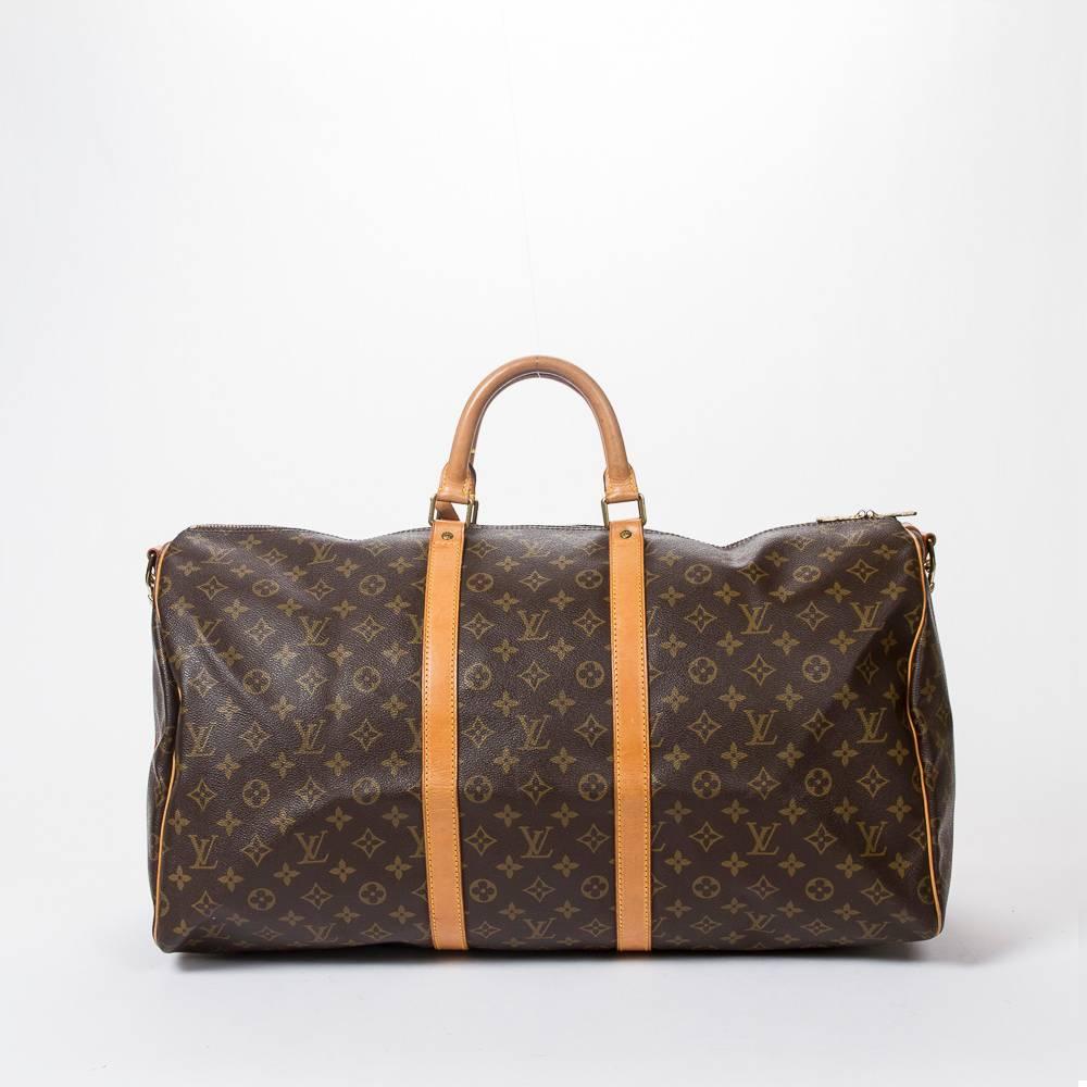 Keepall Bandouliere 55 in monogram canvas, vachetta leather shoulder strap handles and trimmings. Golden brass hardware. Double zipper closure. Brown canvas lining. Strap and luggage tag included. Date code VI6907. Model from 1997. There is some