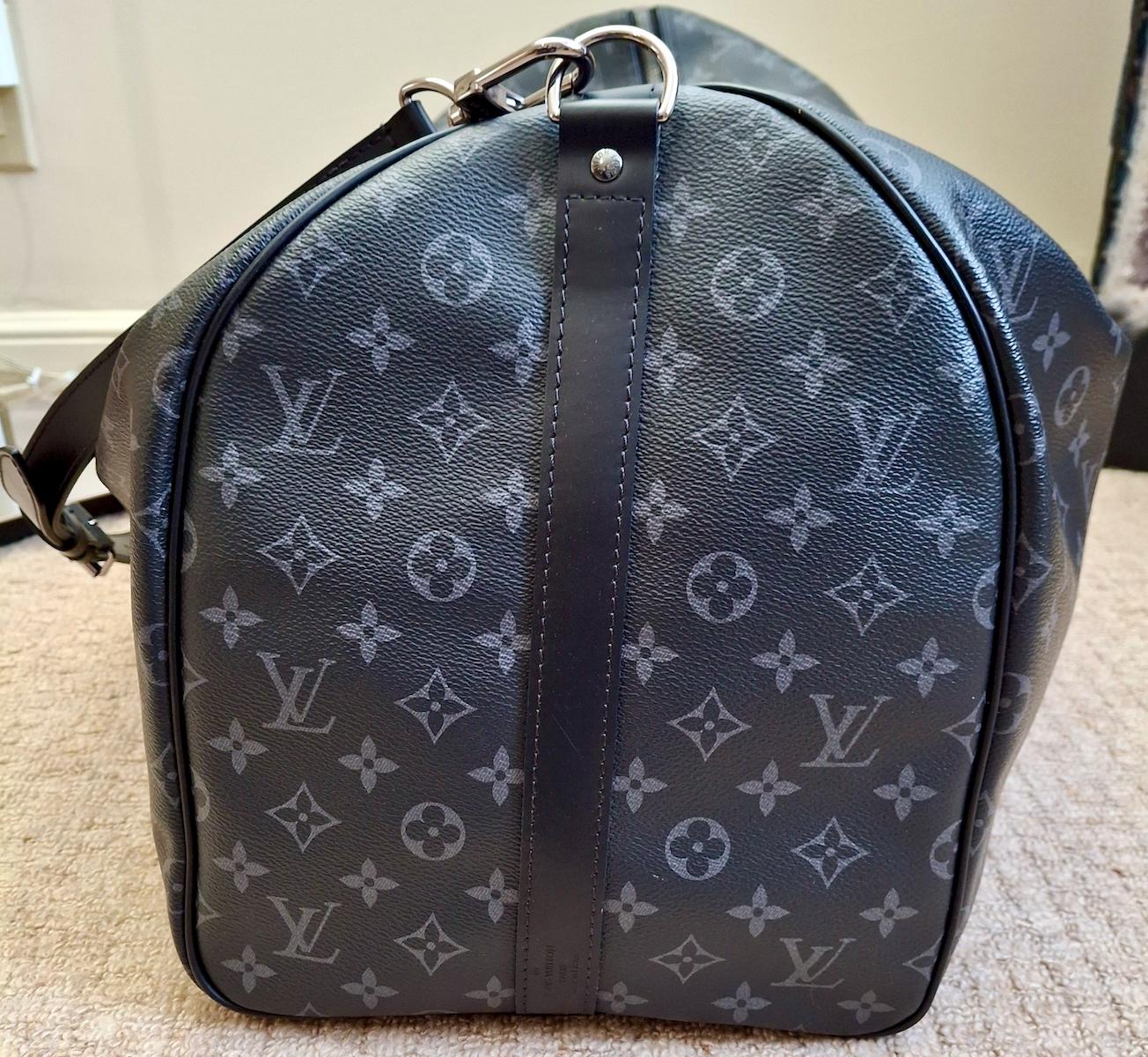 Louis Vuitton Keepall Bandoulière 55 in Monogram Eclipse Canvas In Good Condition For Sale In San Francisco, CA