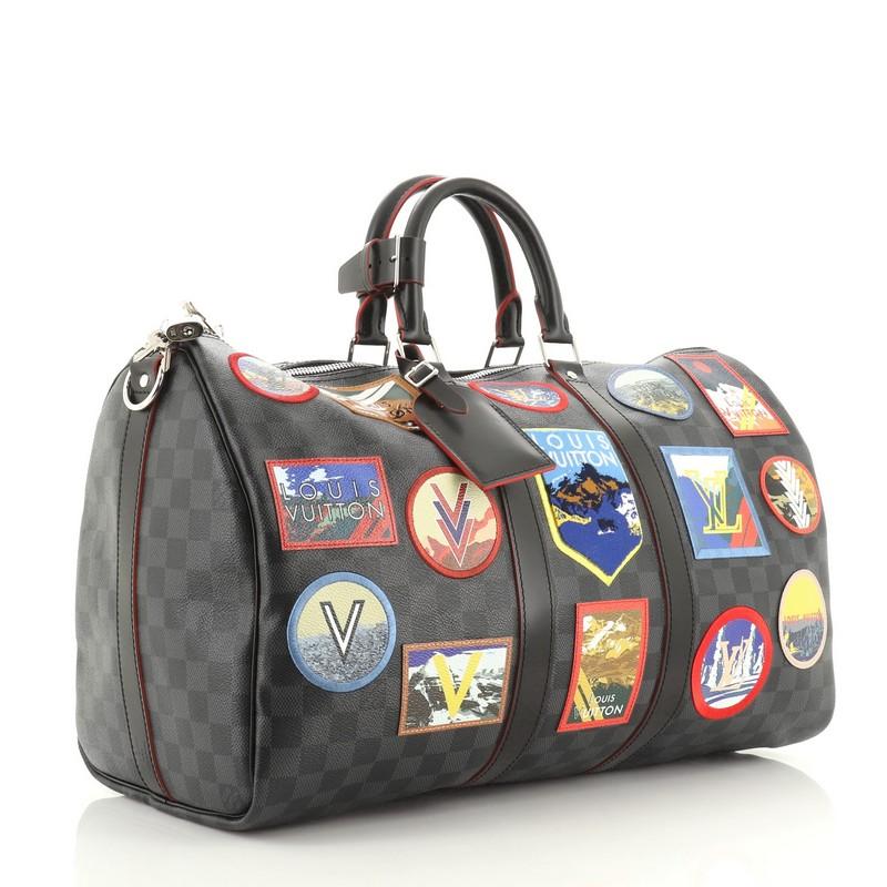Condit : Excellent. Plis sur l'extérieur, légères éraflures sur les garnitures en cuir, éraflures sur la quincaillerie. 
Accessoires : Clés, serrure, étiquette de bagage, Poignet, avec sangle 
Dimensions : Poignée de 4,5