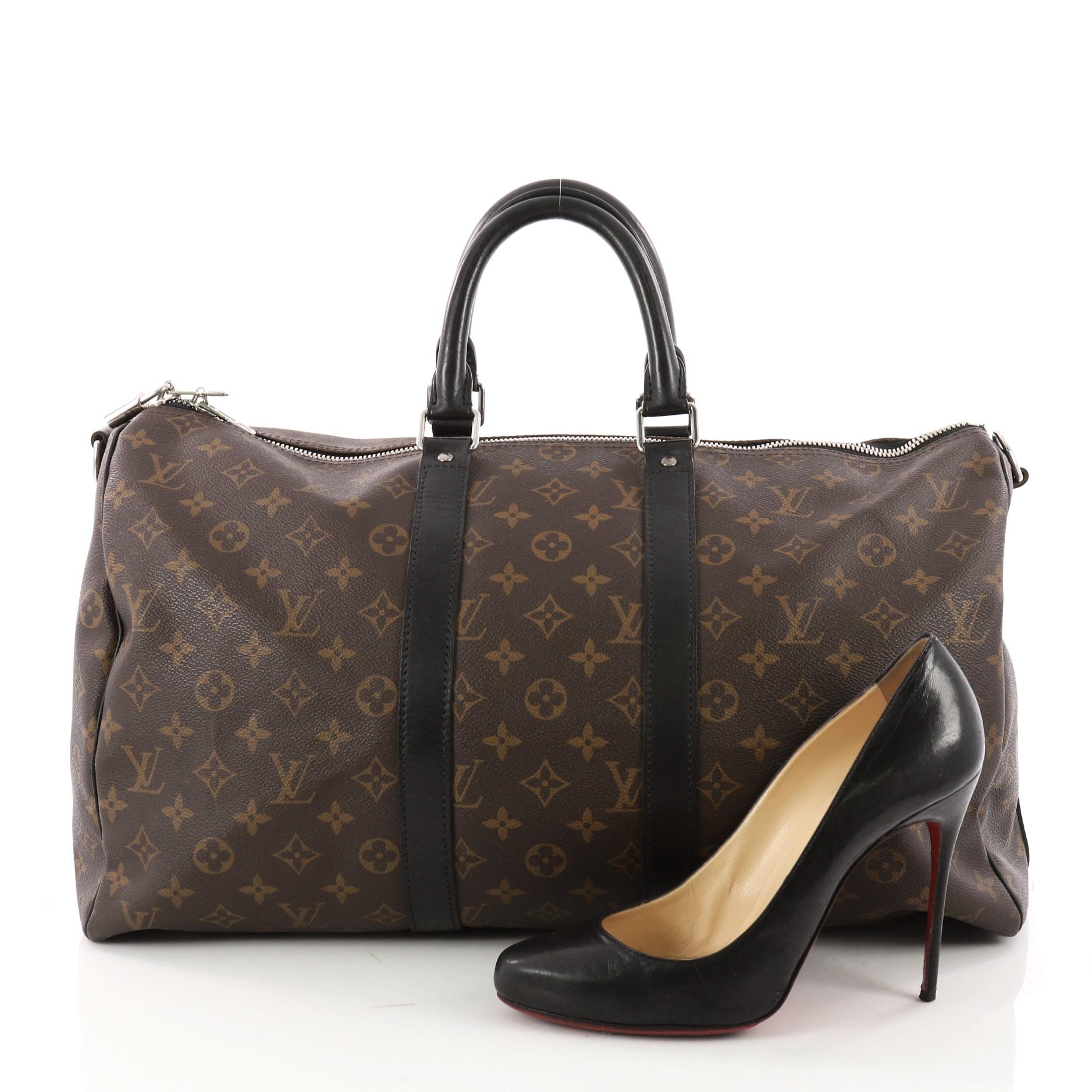 This authentic Louis Vuitton Keepall Bandouliere Bag Macassar Monogram Canvas 45 is stylish and sophisticated in design perfect for travel or weekend getaway. Crafted with traditional Louis Vuitton brown monogram coated canvas, this luxurious