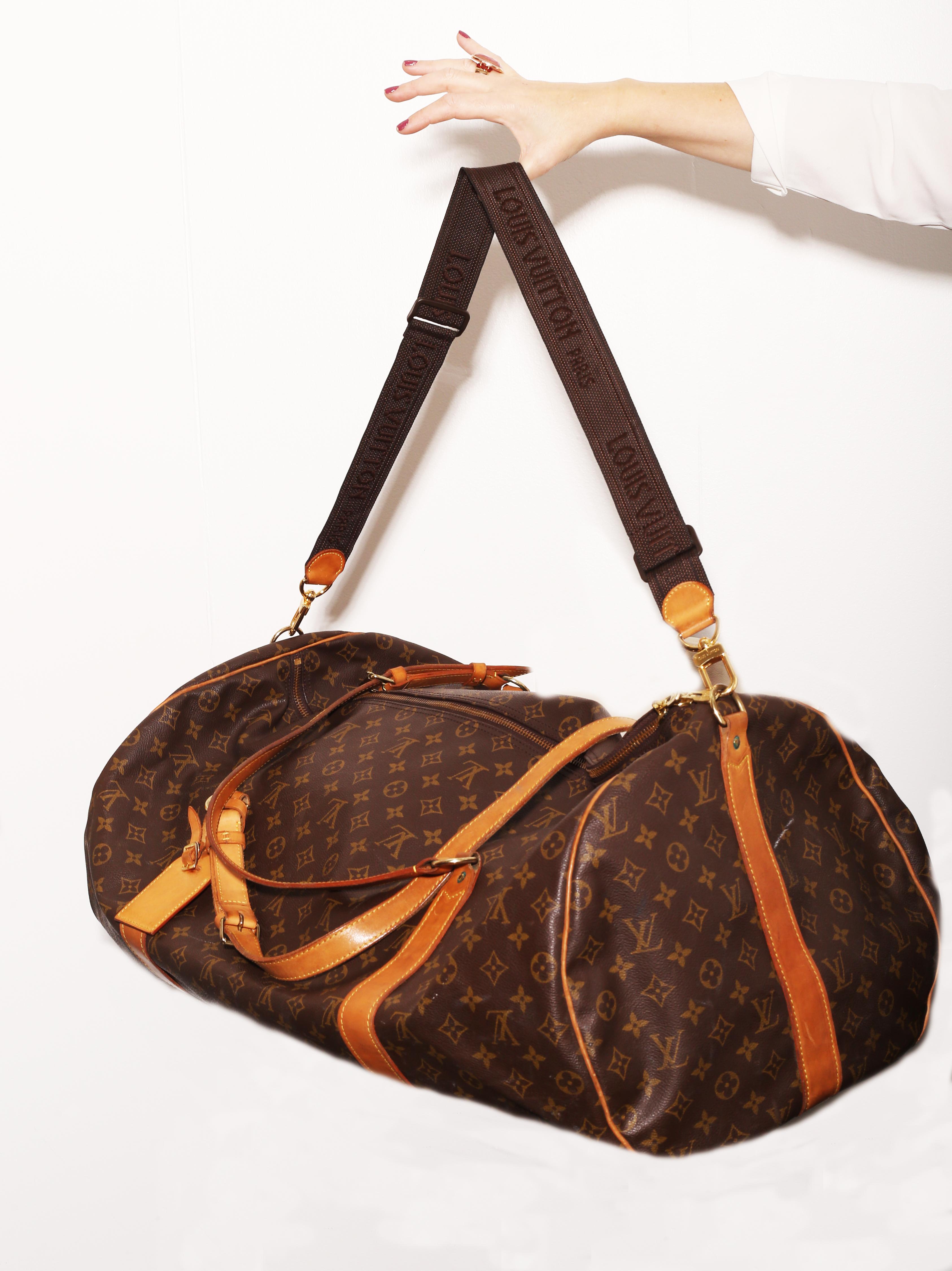35x65x36
Louis Vuitton Keepall Bandouliere Bag Monogram Canvas 65

Condition
Very good. Moderate darkening, scuffs on handle and leather trims, minor discoloration and wear in interior, scratches and tarnish on hardware.
Accessories: Poignet, Lock,