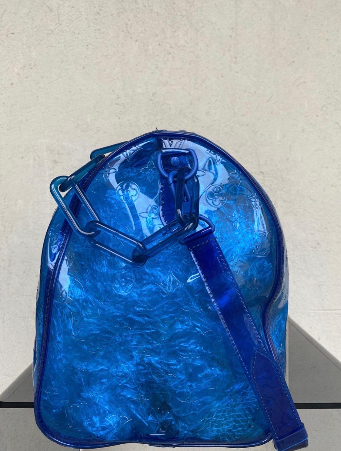 Louis Vuitton Keepall Bandoulière Monogramme 50  Bandoulière en pvc bleu Sac. Par Virgil Abloh.
Mesures :
Longueur 50 cm
Hauteur 29 cm 
Largeur 23 cm 
La bandoulière peut être allongée jusqu'à 52 cm.
Il est livré avec son cadenas d'origine.
Parfait
