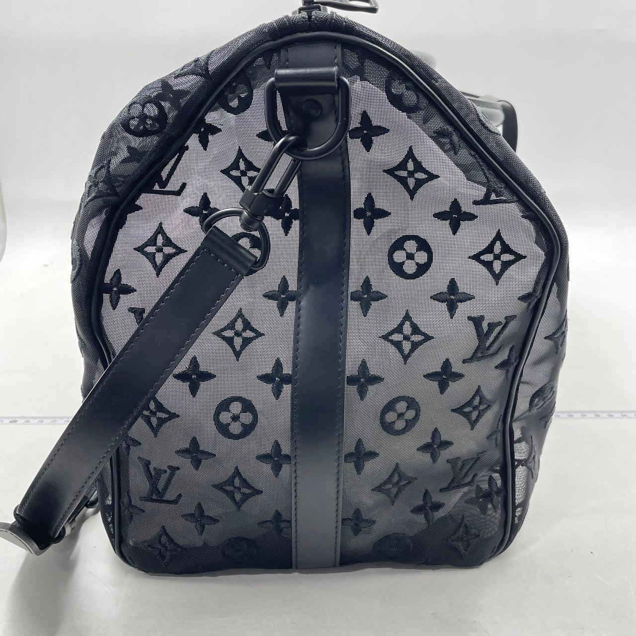 Louis Vuitton Keepall Bandouliere Monogram 50 Black in Mesh/Leather Ce sont des photos professionnelles du sac réel offert par Luxbags. Ce sac de sport Louis Vuitton Keepall Bandouliere Monogram Mesh 50 Black en Mesh / Leather avec monogramme en
