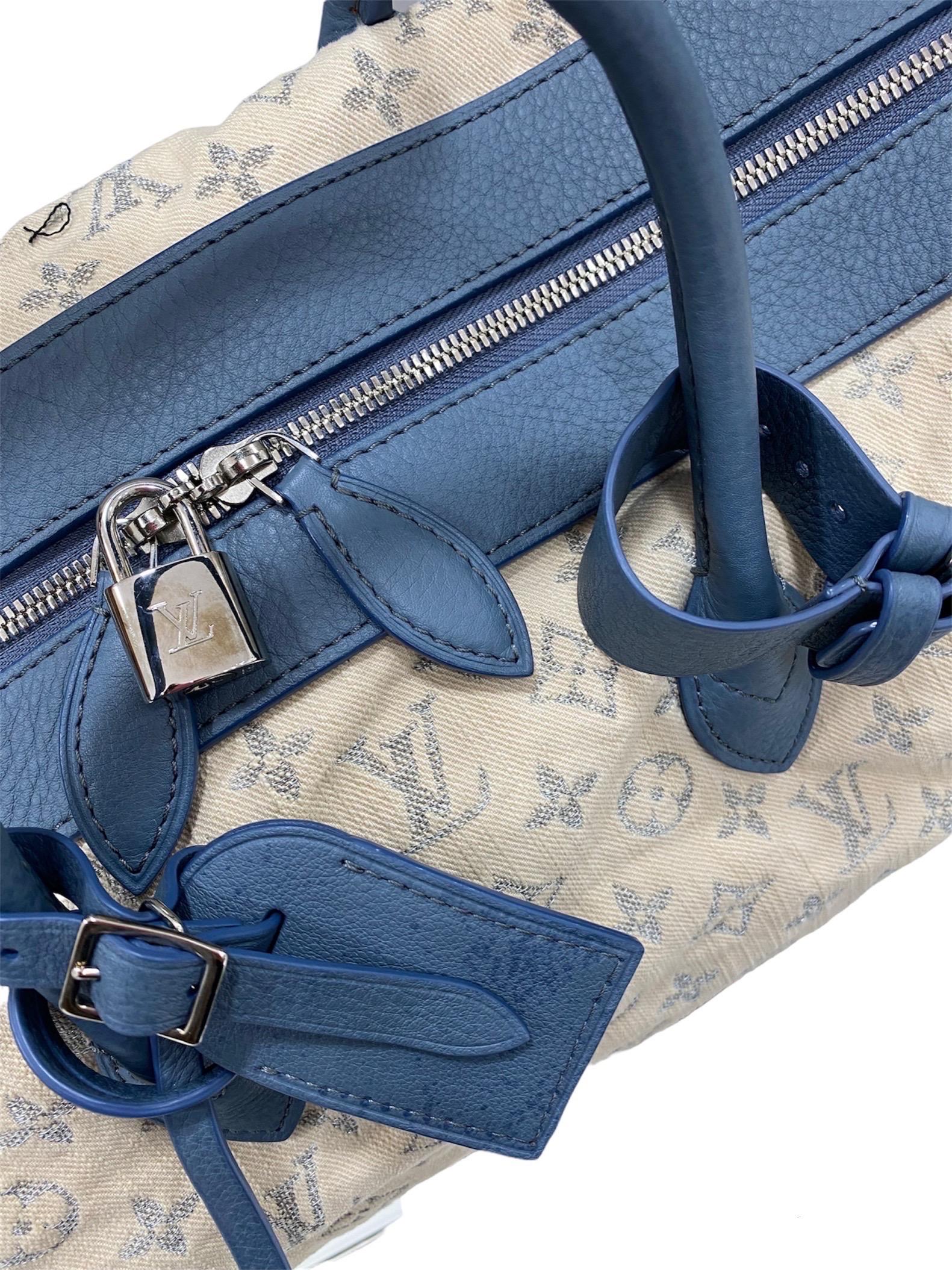 Louis Vuitton bag, Mini Lin line, made of white fabric with blue leather inserts and silver hardware.

Equipped with a zip closure, internally lined in blue fabric, very roomy.

Equipped with a double rigid leather handle, a padlock with keys and an