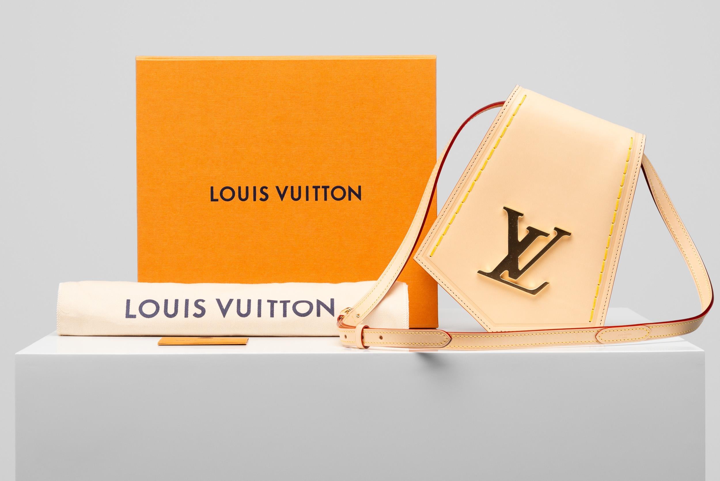 From the collection of SAVINETI we offer this Louis Vuitton Key Bell XL Bag:
- Brand: Louis Vuitton
- Model: Key Bell XL
- Year: 2023
- Condition: NEW (unused)
- Materials: natural cowhide leather, gold-color hardware
- Extras: Full-Set (hologram,