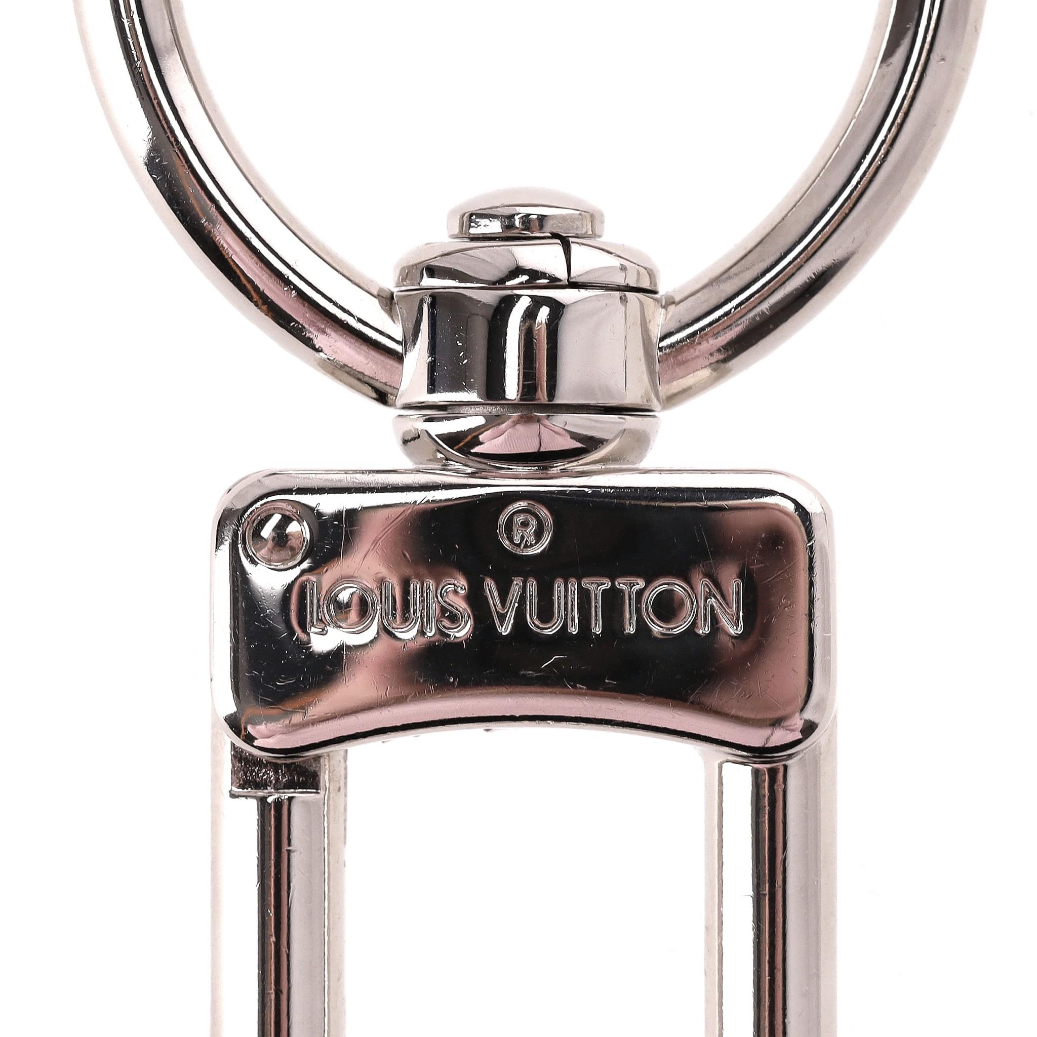 Louis Vuitton Key Ring/Bag Charm/Strap Extender Accessory

Silver LV bag accessory which can be used in multiple ways such as a key ring, bag charm or strap/belt extender/closure.

Featuring 'Louis Vuitton' signature engravement. Rrp Approx.