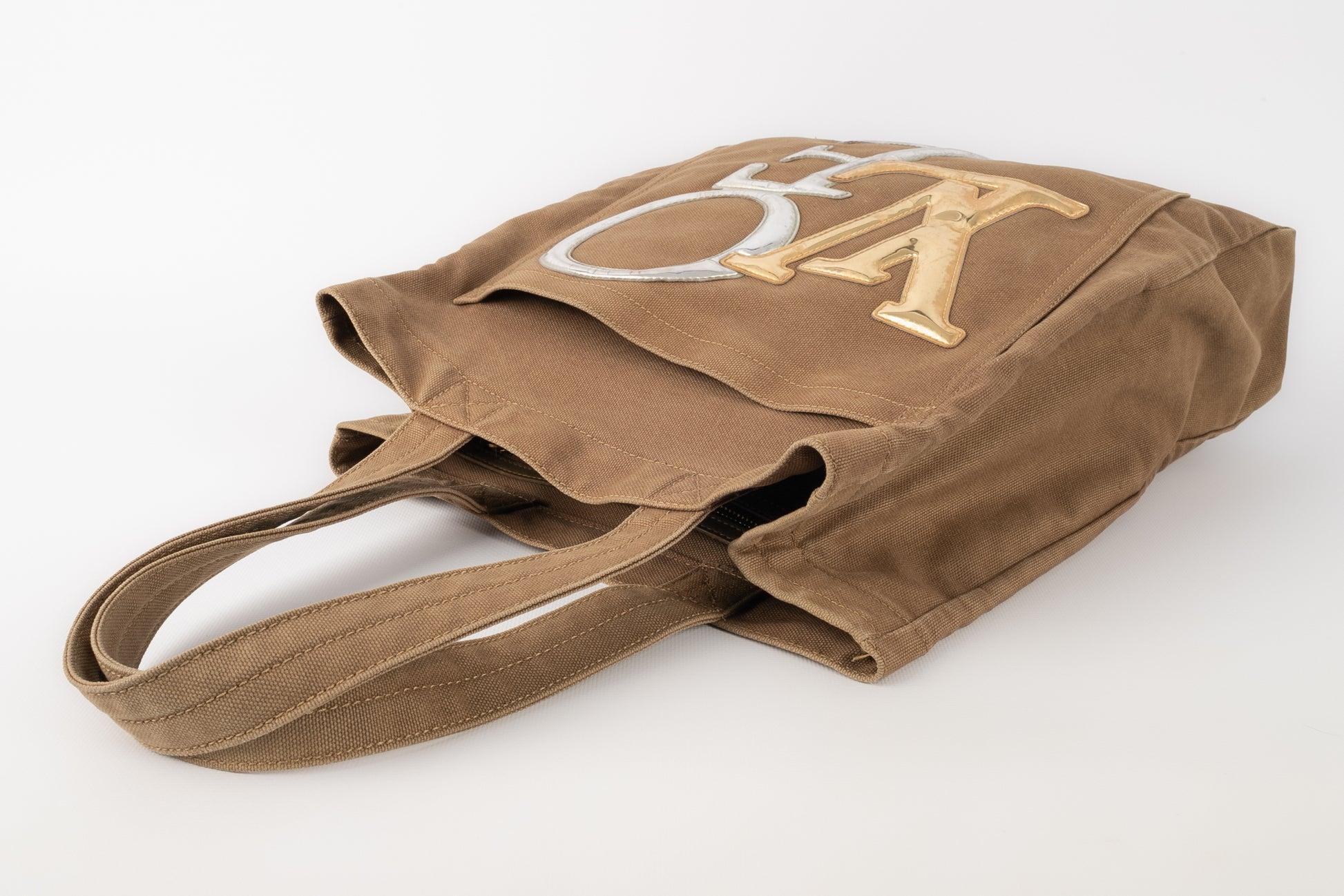 Louis Vuitton - (Made in Italy) Khakifarbene Leinentasche mit Seriennummer. Collection'S 2007. Zu erwähnen ist, dass die Schriftzüge auf der Tasche abgenutzt sind.

Zusätzliche Informationen:
Zustand: Anständiger Zustand
Abmessungen: Höhe: 35 cm -