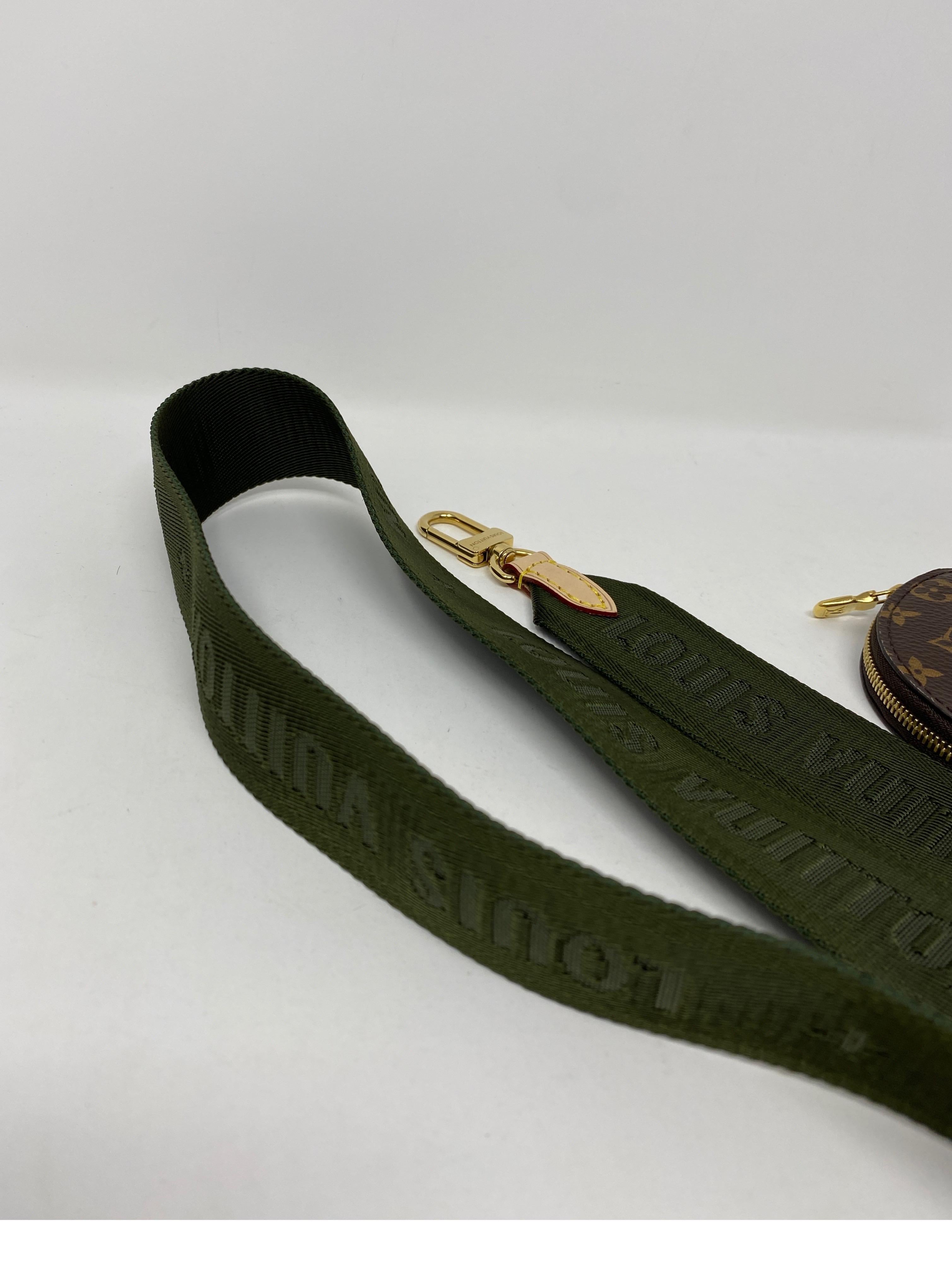 Khakigrüne Münztasche mit Riemen von Louis Vuitton 1