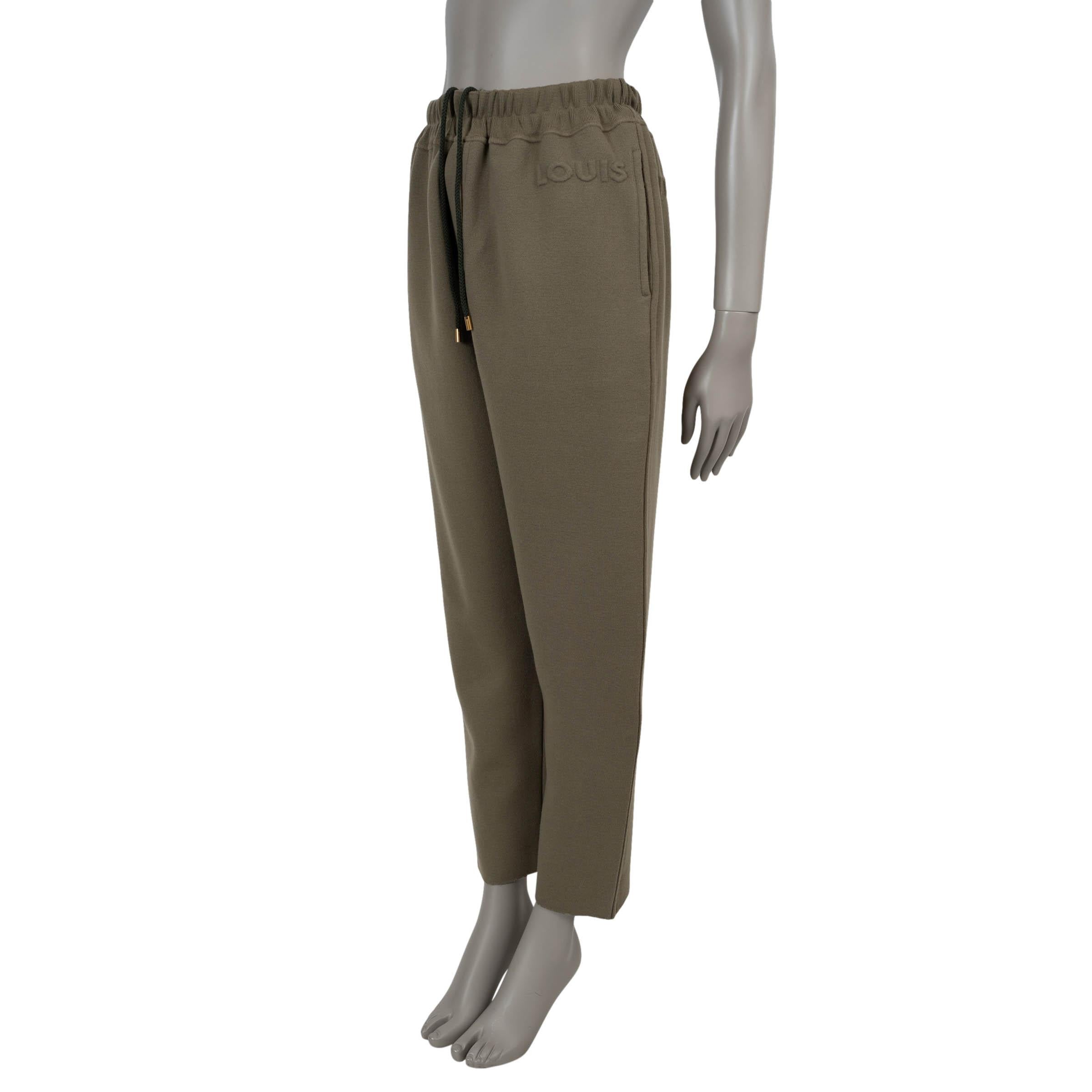 This 100% authentic Louis Vuitton jogging pants in khaki lightly textured double-face wool (71%), polyamide (18%), cashmere (10%), and elastane (1%) blend luxury with contemporary ease. Designed with a relaxed fit, they feature a tone-on-tone