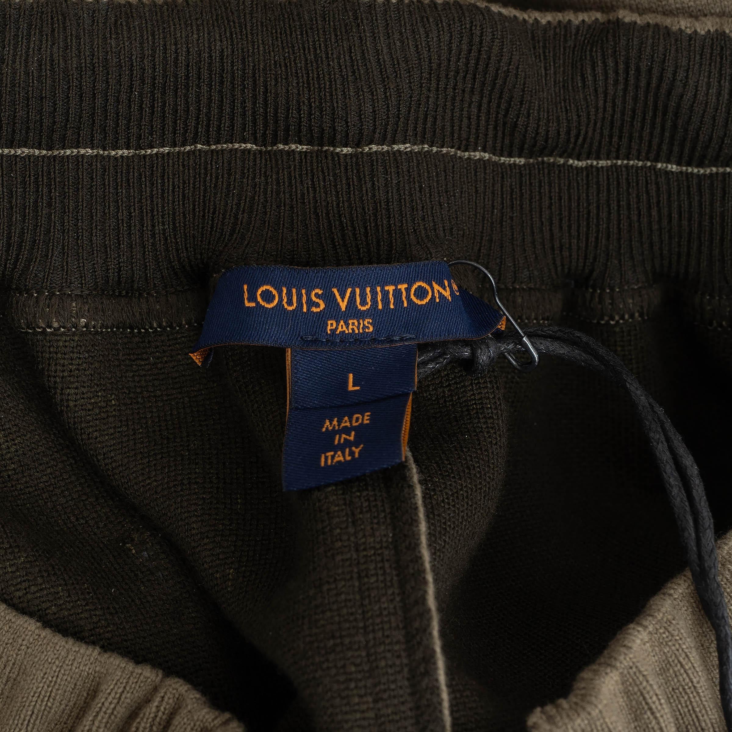 LOUIS VUITTON Pantalon à semelles en laine vert kaki 2024 à imprimé SIGNATURE ÉMBOSÉ Pour femmes en vente