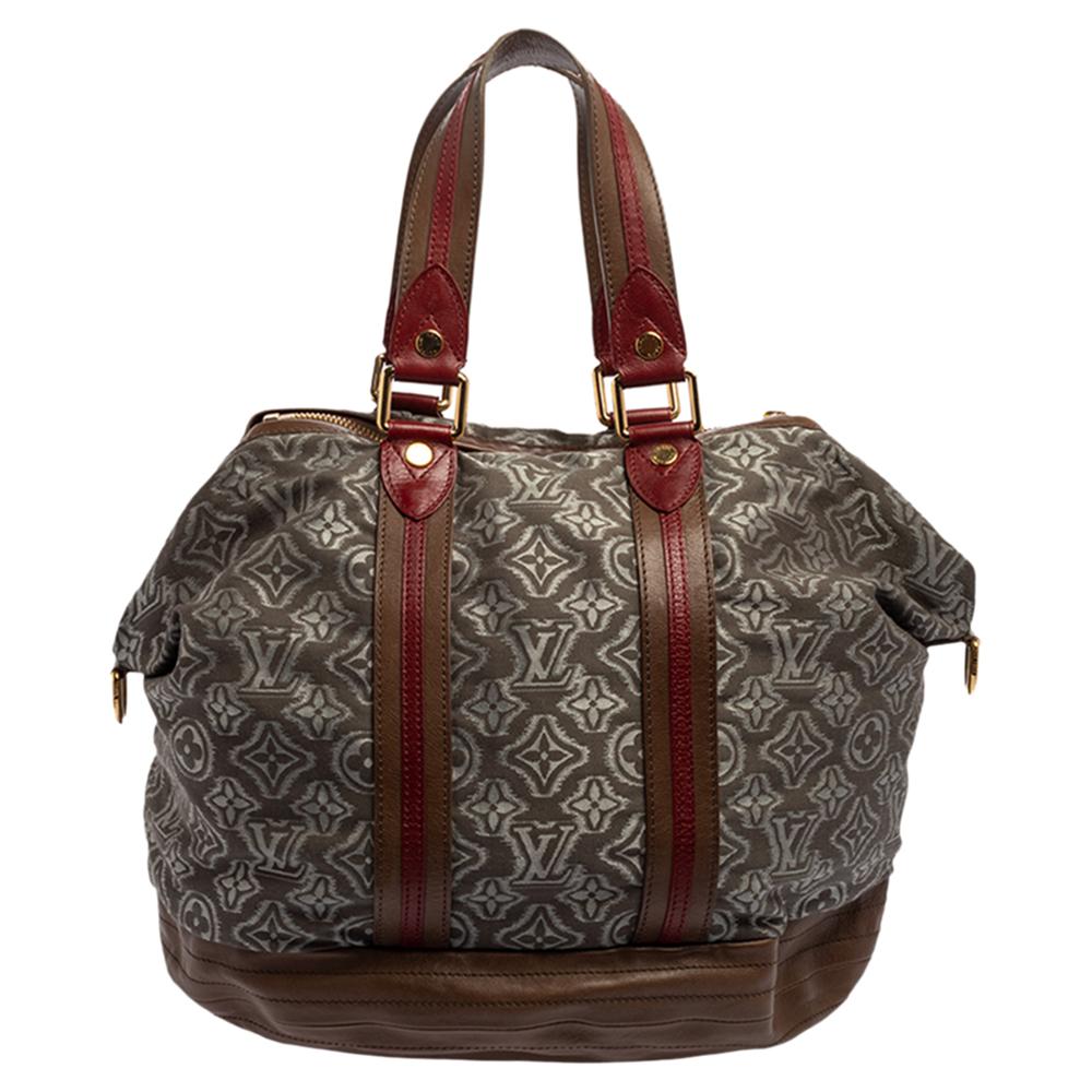 La speciale borsa Aviator di Louis Vuitton in edizione limitata, solo per te! Realizzata in Francia, questa borsa Aviator è in tessuto jacquard Monogram e pelle. Presenta due manici superiori, finiture dorate e una tracolla opzionale. La borsa è