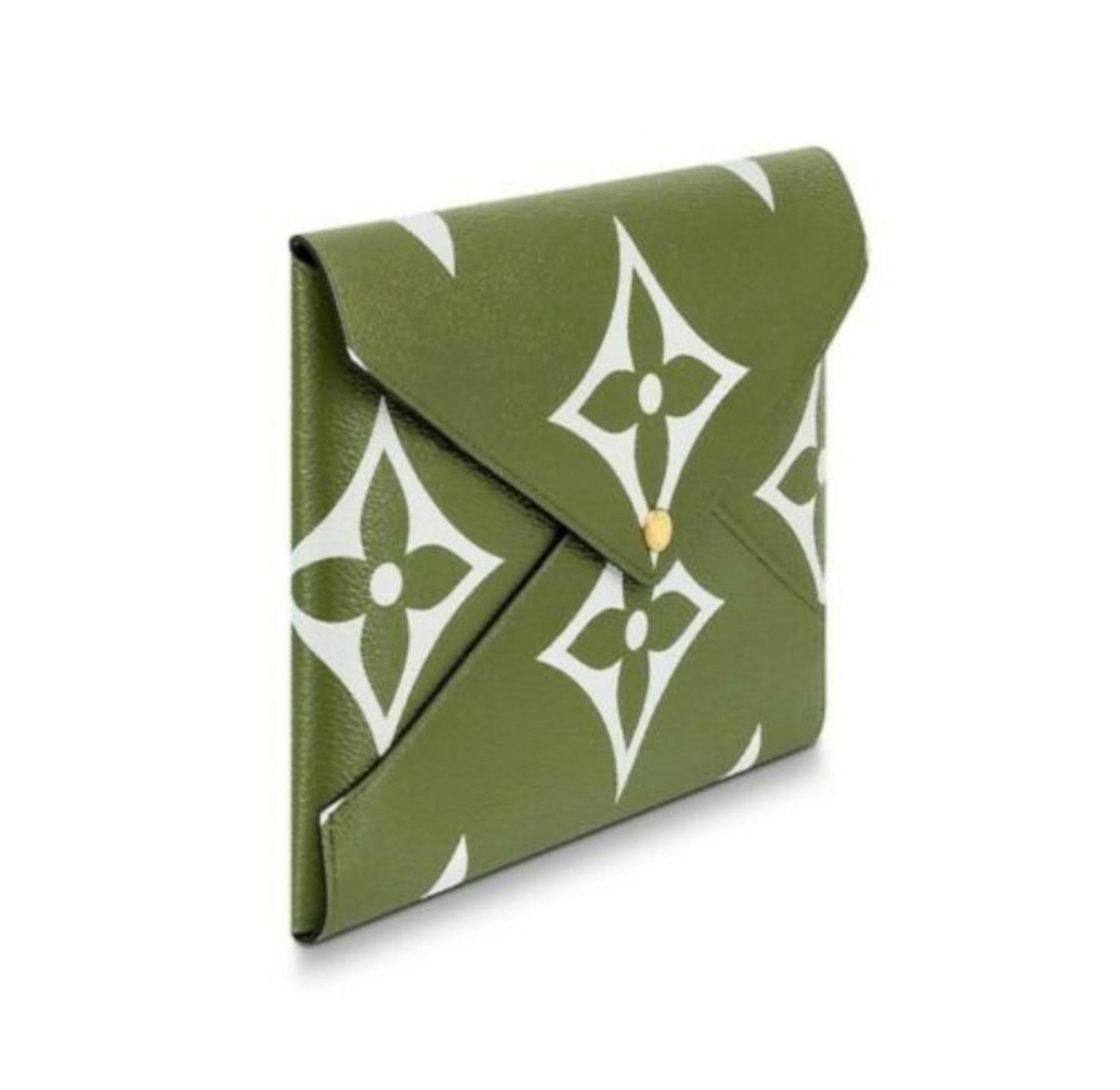 BRAND NEW
(N or 10/10)
Includes Dust Bag
Louis Vuitton
Country/Region of Manufacture:FranceProduct Line:Louis Vuitton Giant Monogram
Material:CanvasClosure:Flap, Snap
Color:
Green
Style:Clutch
Features:Monogram
Base Length: 9 in
Height: 6.25 in
SKU