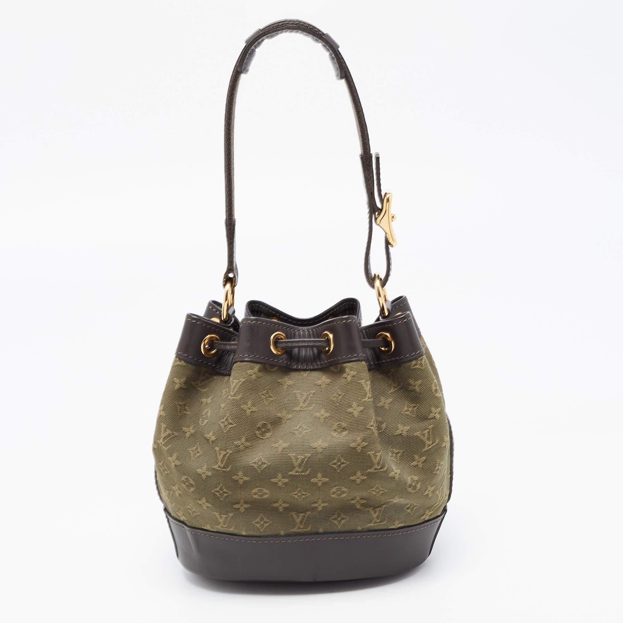 This Noelie in Mini Lin Monogram canvas comes in a bucket bag style. It has leather trims, a leather base, a single handle, and gold-tone hardware. The drawstring top secures a canvas-lined interior sized to hold your daily necessities.

