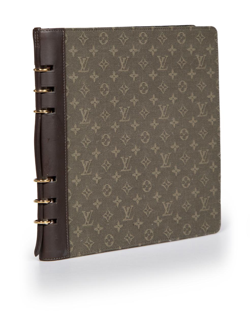 CONDITION is Very good. Minimal wear to the book is evident. Minimal wear to the notebook is seen with a few small scratches on the leather detailing on the side of this used Louis Vuitton designer resale item.
 
 
 
 Details
 
 
 Khaki
 
 Canvas
 
