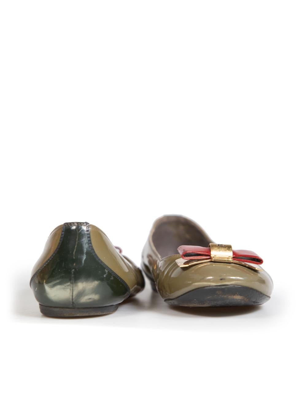 Louis Vuitton Khaki Patent Bow Ballet Flats Größe IT 39.5 (Braun) im Angebot