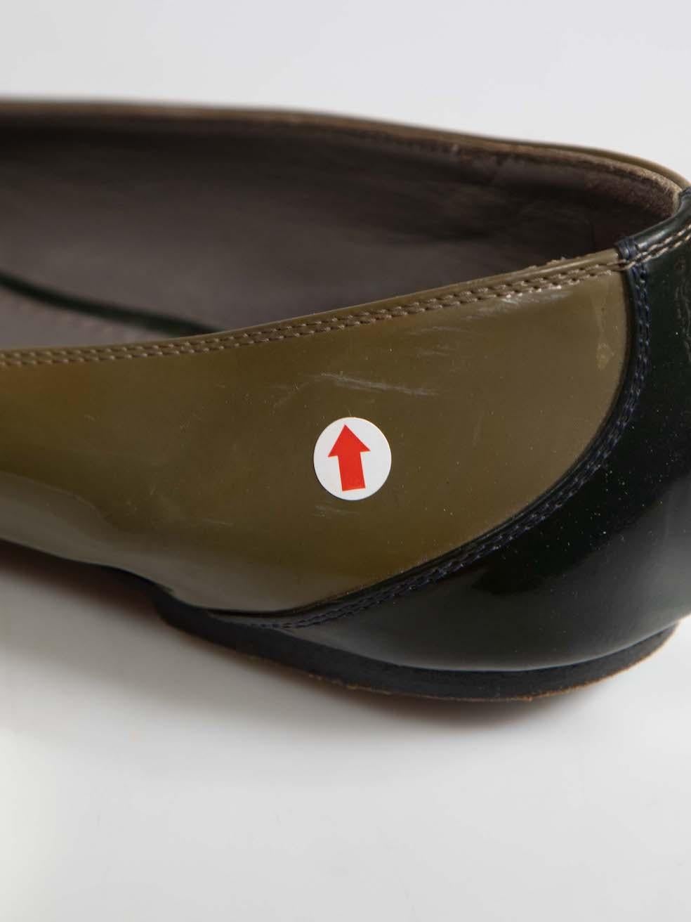 Louis Vuitton Khaki Patent Bow Ballet Flats Größe IT 39.5 Damen im Angebot